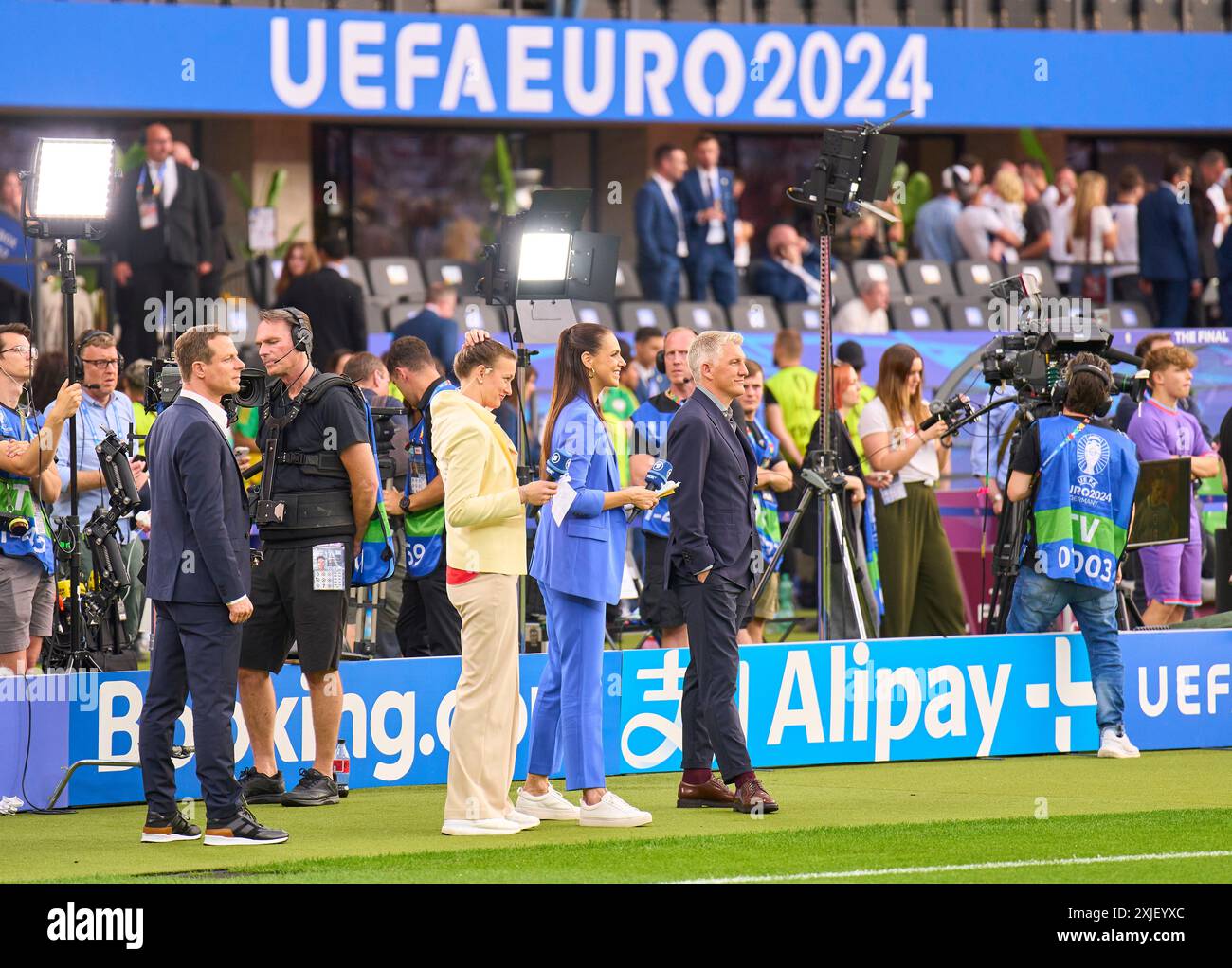 Alexander Bommes, Almuth Schult, ARD-TV-Moderator, Expertin, Esther Sedlaczek, Moderatorin ARD Sport Moderatorin, Sportmoderatorin, Journalistin, Bastian SCHWEINSTEIGER, Co-Moderator ARD im Endspiel SPANIEN - ENGLAND 2-1 der UEFA-Europameisterschaften 2024 am 14. Juli 2024 in Berlin. Fotograf: Peter Schatz Stockfoto