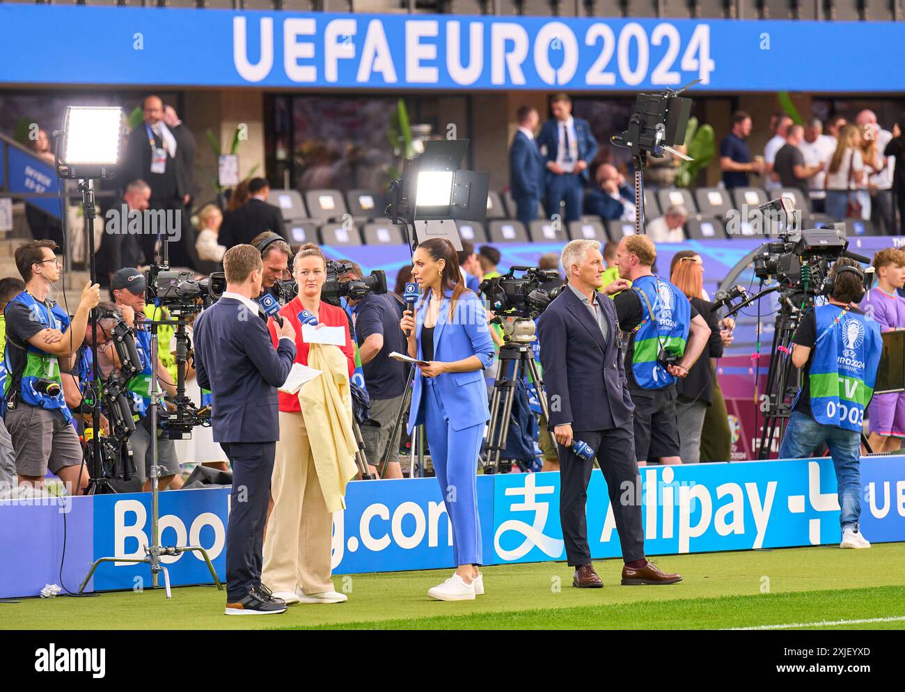 Alexander Bommes, Almuth Schult, ARD-TV-Moderator, Expertin, Esther Sedlaczek, Moderatorin ARD Sport Moderatorin, Sportmoderatorin, Journalistin, Bastian SCHWEINSTEIGER, Co-Moderator ARD im Endspiel SPANIEN - ENGLAND 2-1 der UEFA-Europameisterschaften 2024 am 14. Juli 2024 in Berlin. Fotograf: Peter Schatz Stockfoto