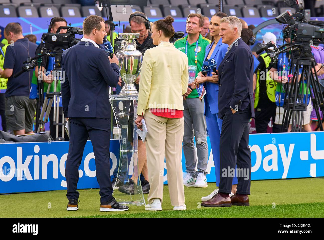 Alexander Bommes, Almuth Schult, ARD-TV-Moderator, Expertin, Esther Sedlaczek, Moderatorin ARD Sport Moderatorin, Sportmoderatorin, Journalistin, Bastian SCHWEINSTEIGER, Co-Moderator ARD im Endspiel SPANIEN - ENGLAND 2-1 der UEFA-Europameisterschaften 2024 am 14. Juli 2024 in Berlin. Fotograf: Peter Schatz Stockfoto