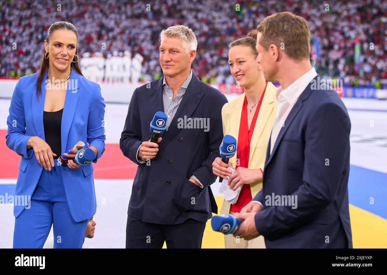 Alexander Bommes, Almuth Schult, ARD-TV-Moderator, Expertin, Esther Sedlaczek, Moderatorin ARD Sport Moderatorin, Sportmoderatorin, Journalistin, Bastian SCHWEINSTEIGER, Co-Moderator ARD im Endspiel SPANIEN - ENGLAND 2-1 der UEFA-Europameisterschaften 2024 am 14. Juli 2024 in Berlin. Fotograf: Peter Schatz Stockfoto