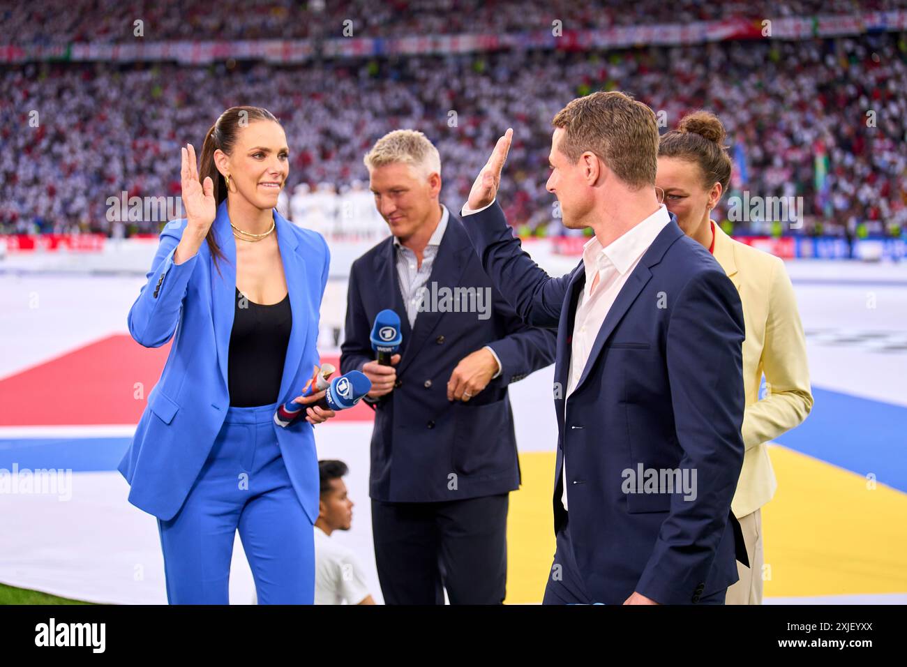 Alexander Bommes, Almuth Schult, ARD-TV-Moderator, Expertin, Esther Sedlaczek, Moderatorin ARD Sport Moderatorin, Sportmoderatorin, Journalistin, Bastian SCHWEINSTEIGER, Co-Moderator ARD im Endspiel SPANIEN - ENGLAND 2-1 der UEFA-Europameisterschaften 2024 am 14. Juli 2024 in Berlin. Fotograf: Peter Schatz Stockfoto