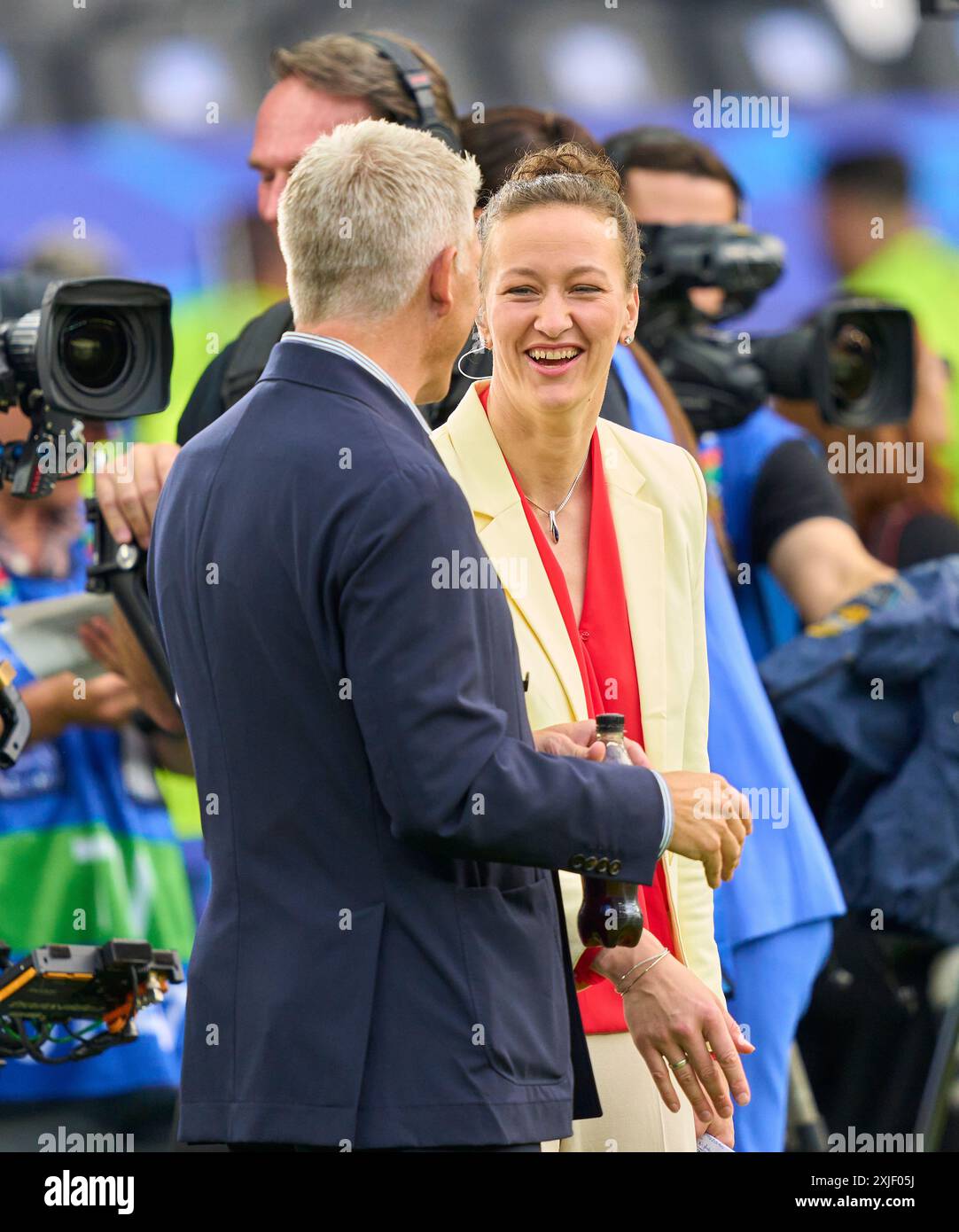 Alexander Bommes, Almuth Schult, ARD-TV-Moderator, Expertin, Esther Sedlaczek, Moderatorin ARD Sport Moderatorin, Sportmoderatorin, Journalistin, Bastian SCHWEINSTEIGER, Co-Moderator ARD im Endspiel SPANIEN - ENGLAND 2-1 der UEFA-Europameisterschaften 2024 am 14. Juli 2024 in Berlin. Fotograf: Peter Schatz Stockfoto