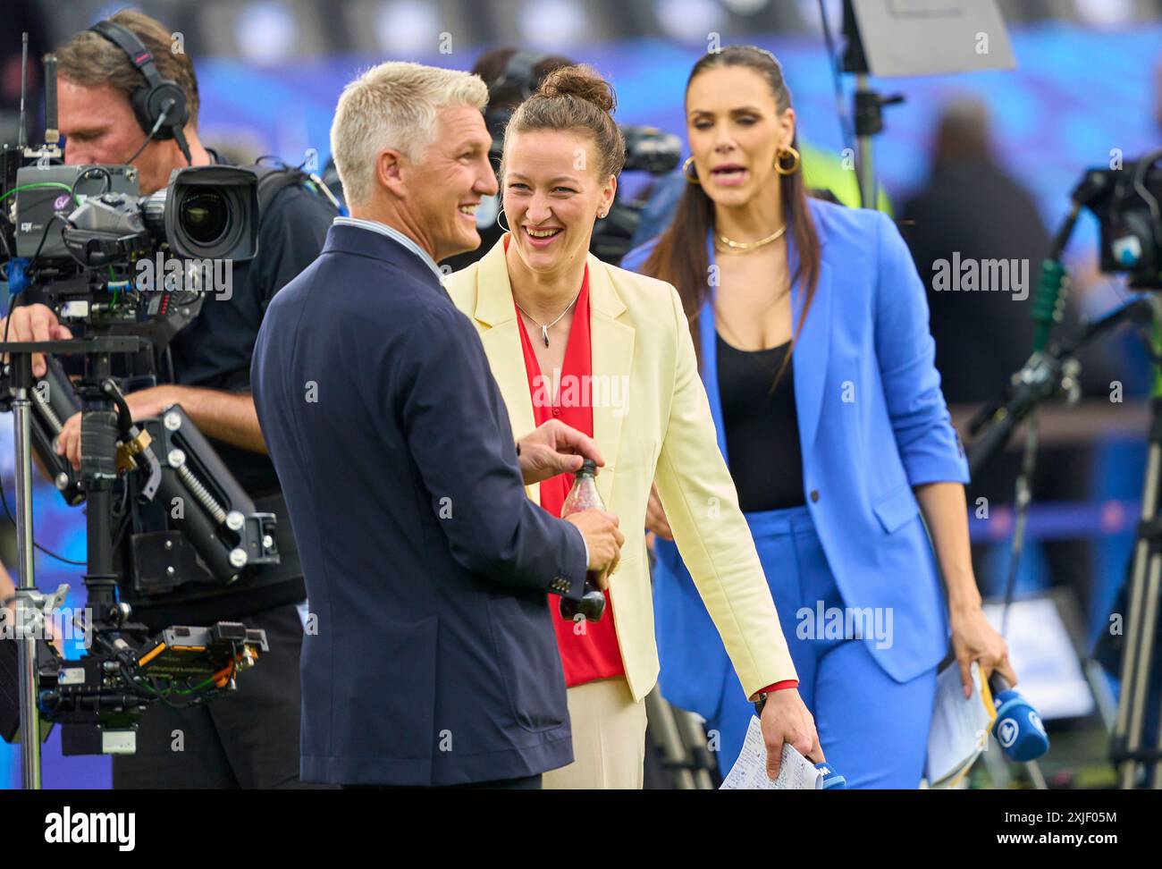 Alexander Bommes, Almuth Schult, ARD-TV-Moderator, Expertin, Esther Sedlaczek, Moderatorin ARD Sport Moderatorin, Sportmoderatorin, Journalistin, Bastian SCHWEINSTEIGER, Co-Moderator ARD im Endspiel SPANIEN - ENGLAND 2-1 der UEFA-Europameisterschaften 2024 am 14. Juli 2024 in Berlin. Fotograf: Peter Schatz Stockfoto