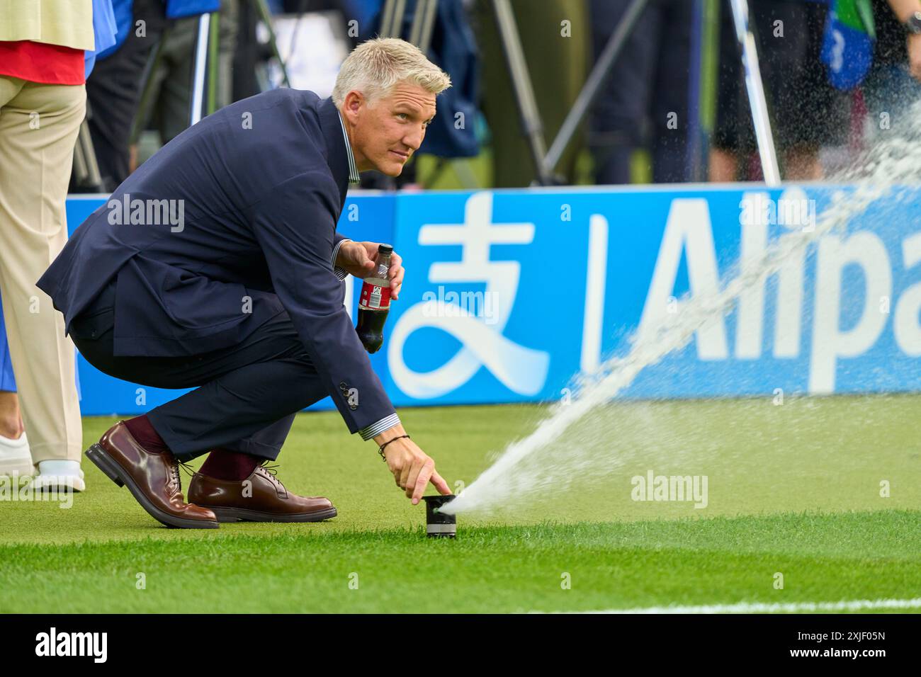 Alexander Bommes, Almuth Schult, ARD-TV-Moderator, Expertin, Esther Sedlaczek, Moderatorin ARD Sport Moderatorin, Sportmoderatorin, Journalistin, Bastian SCHWEINSTEIGER, Co-Moderator ARD im Endspiel SPANIEN - ENGLAND 2-1 der UEFA-Europameisterschaften 2024 am 14. Juli 2024 in Berlin. Fotograf: Peter Schatz Stockfoto