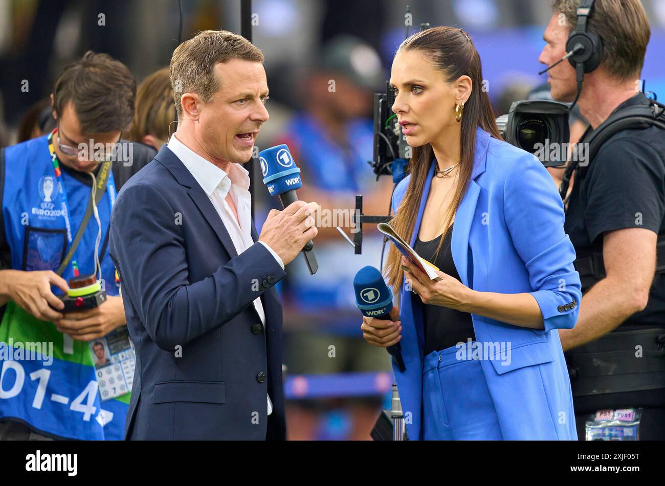 Alexander Bommes, Almuth Schult, ARD-TV-Moderator, Expertin, Esther Sedlaczek, Moderatorin ARD Sport Moderatorin, Sportmoderatorin, Journalistin, Bastian SCHWEINSTEIGER, Co-Moderator ARD im Endspiel SPANIEN - ENGLAND 2-1 der UEFA-Europameisterschaften 2024 am 14. Juli 2024 in Berlin. Fotograf: Peter Schatz Stockfoto