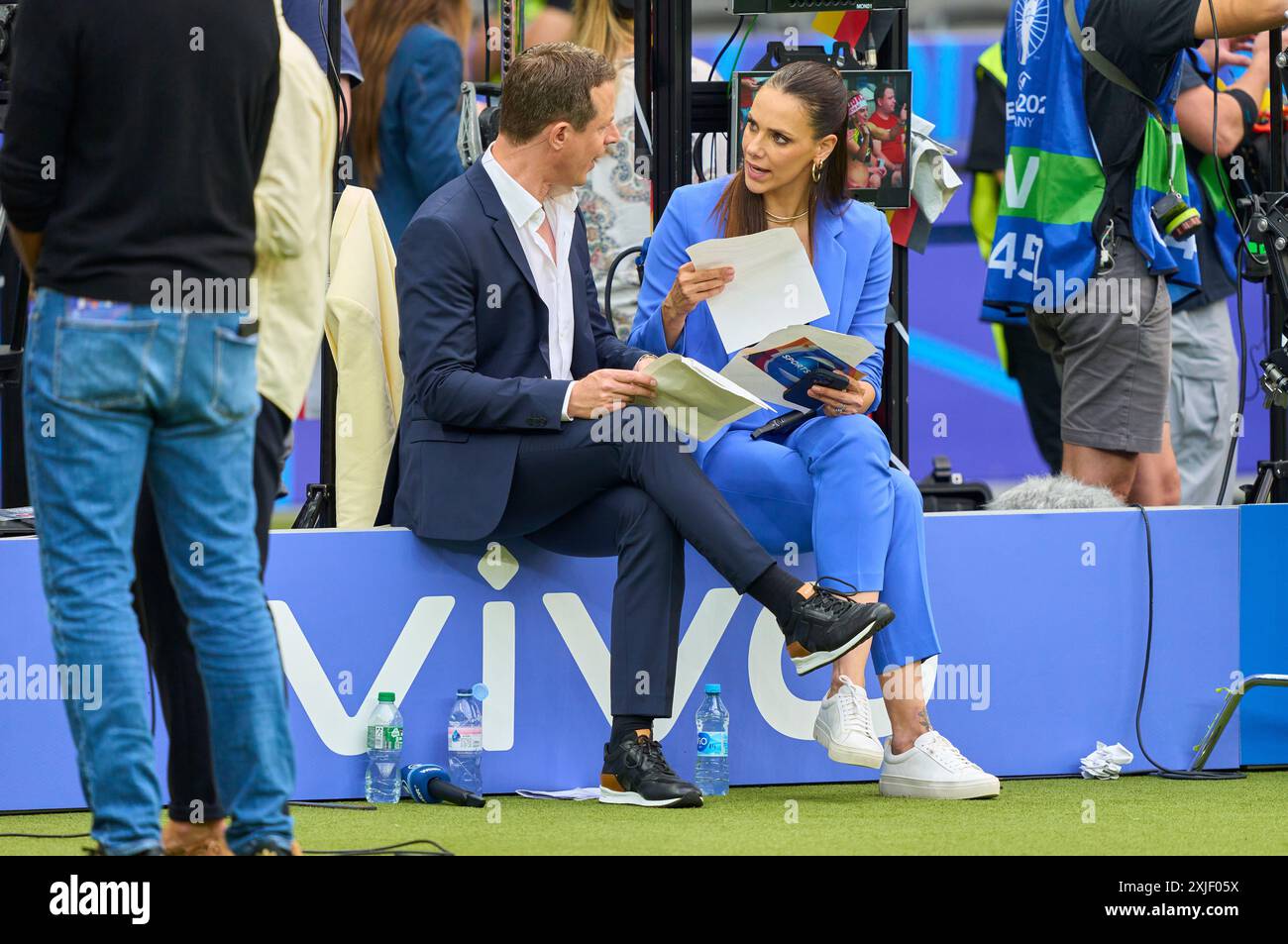 Alexander Bommes, Almuth Schult, ARD-TV-Moderator, Expertin, Esther Sedlaczek, Moderatorin ARD Sport Moderatorin, Sportmoderatorin, Journalistin, Bastian SCHWEINSTEIGER, Co-Moderator ARD im Endspiel SPANIEN - ENGLAND 2-1 der UEFA-Europameisterschaften 2024 am 14. Juli 2024 in Berlin. Fotograf: Peter Schatz Stockfoto