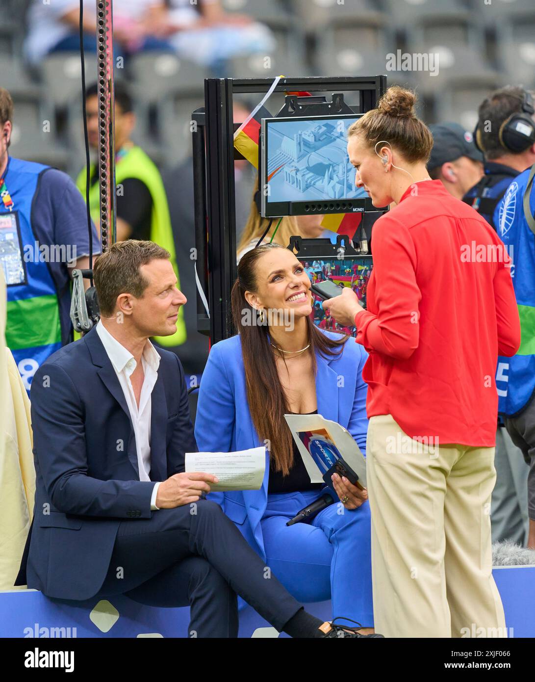 Alexander Bommes, Almuth Schult, ARD-TV-Moderator, Expertin, Esther Sedlaczek, Moderatorin ARD Sport Moderatorin, Sportmoderatorin, Journalistin, Bastian SCHWEINSTEIGER, Co-Moderator ARD im Endspiel SPANIEN - ENGLAND 2-1 der UEFA-Europameisterschaften 2024 am 14. Juli 2024 in Berlin. Fotograf: Peter Schatz Stockfoto