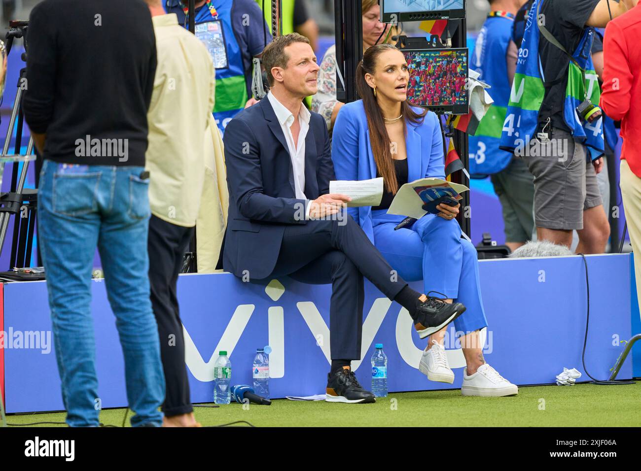 Alexander Bommes, Almuth Schult, ARD-TV-Moderator, Expertin, Esther Sedlaczek, Moderatorin ARD Sport Moderatorin, Sportmoderatorin, Journalistin, Bastian SCHWEINSTEIGER, Co-Moderator ARD im Endspiel SPANIEN - ENGLAND 2-1 der UEFA-Europameisterschaften 2024 am 14. Juli 2024 in Berlin. Fotograf: Peter Schatz Stockfoto