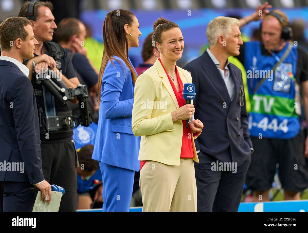 Alexander Bommes, Almuth Schult, ARD-TV-Moderator, Expertin, Esther Sedlaczek, Moderatorin ARD Sport Moderatorin, Sportmoderatorin, Journalistin, Bastian SCHWEINSTEIGER, Co-Moderator ARD im Endspiel SPANIEN - ENGLAND 2-1 der UEFA-Europameisterschaften 2024 am 14. Juli 2024 in Berlin. Fotograf: Peter Schatz Stockfoto