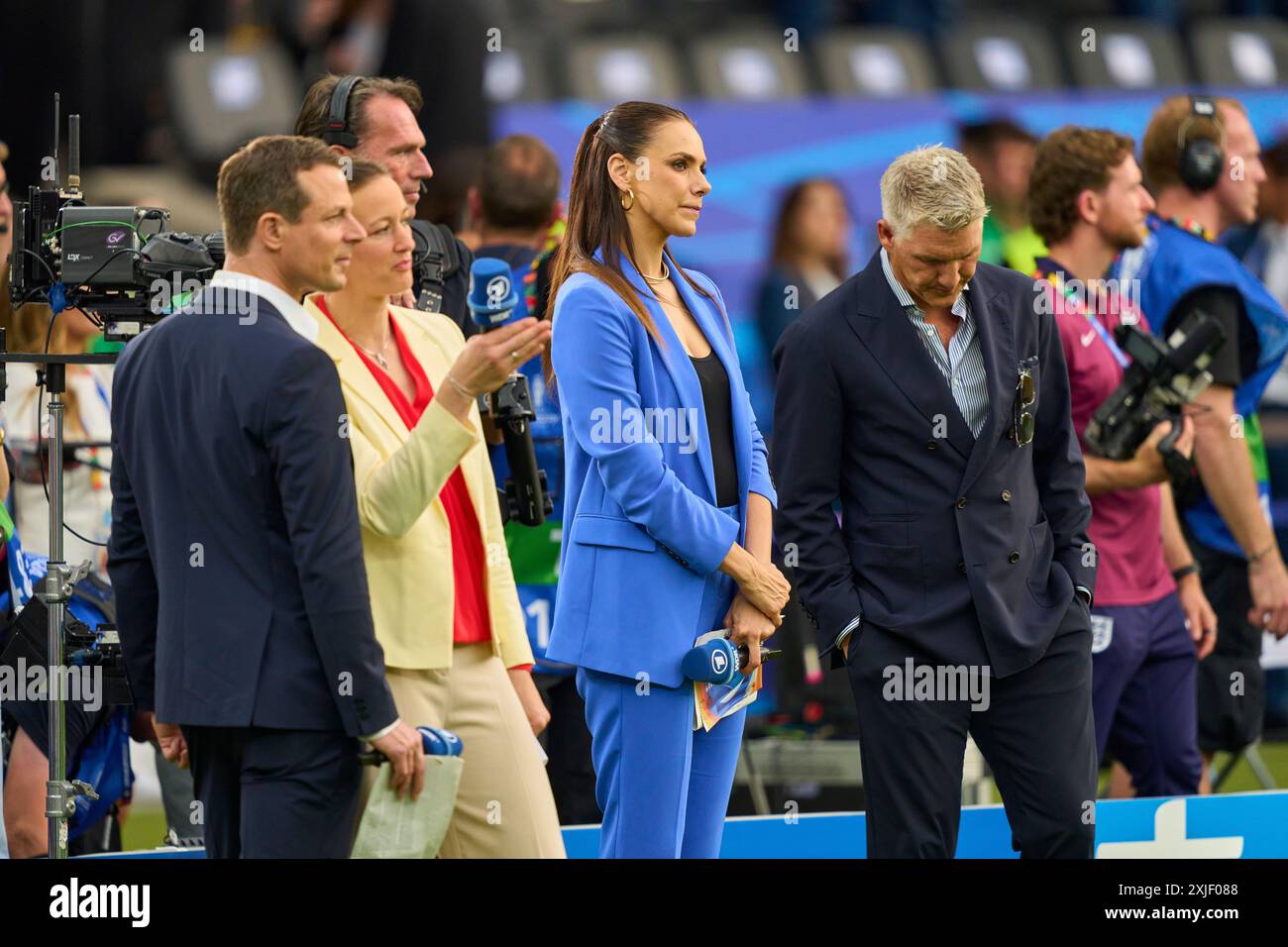Alexander Bommes, Almuth Schult, ARD-TV-Moderator, Expertin, Esther Sedlaczek, Moderatorin ARD Sport Moderatorin, Sportmoderatorin, Journalistin, Bastian SCHWEINSTEIGER, Co-Moderator ARD im Endspiel SPANIEN - ENGLAND 2-1 der UEFA-Europameisterschaften 2024 am 14. Juli 2024 in Berlin. Fotograf: Peter Schatz Stockfoto