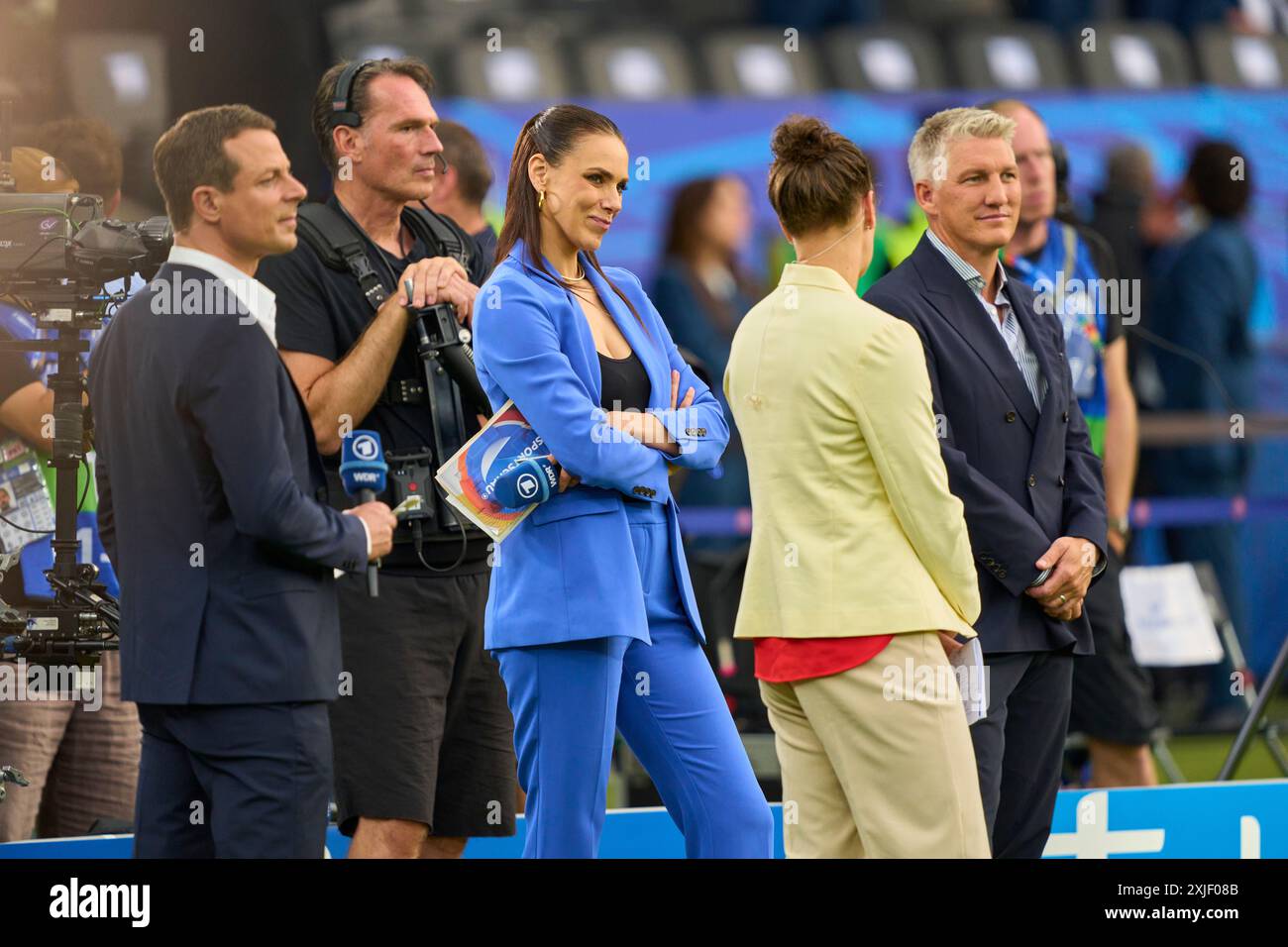Alexander Bommes, Almuth Schult, ARD-TV-Moderator, Expertin, Esther Sedlaczek, Moderatorin ARD Sport Moderatorin, Sportmoderatorin, Journalistin, Bastian SCHWEINSTEIGER, Co-Moderator ARD im Endspiel SPANIEN - ENGLAND 2-1 der UEFA-Europameisterschaften 2024 am 14. Juli 2024 in Berlin. Fotograf: Peter Schatz Stockfoto