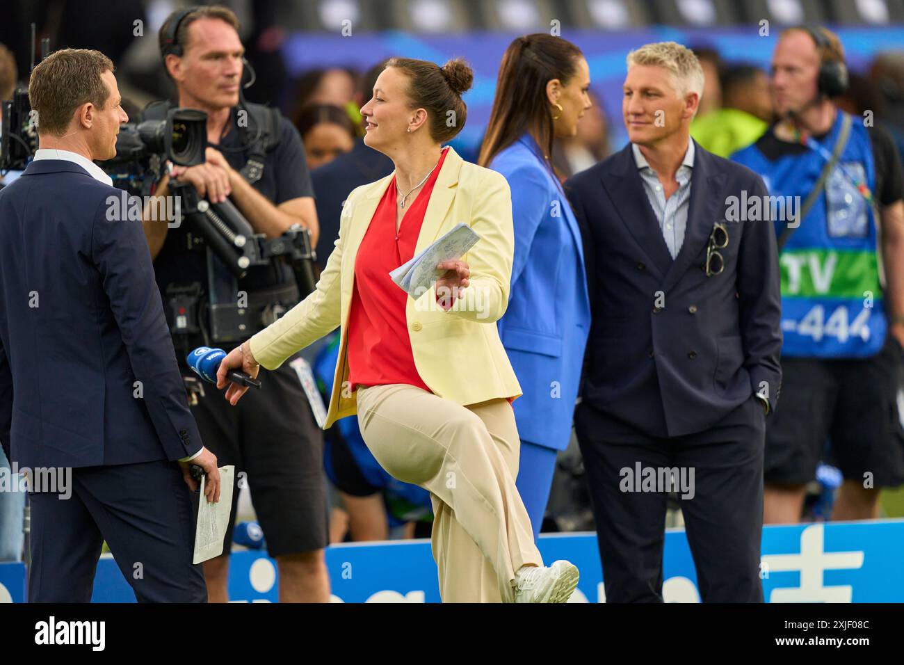 Alexander Bommes, Almuth Schult, ARD-TV-Moderator, Expertin, Esther Sedlaczek, Moderatorin ARD Sport Moderatorin, Sportmoderatorin, Journalistin, Bastian SCHWEINSTEIGER, Co-Moderator ARD im Endspiel SPANIEN - ENGLAND 2-1 der UEFA-Europameisterschaften 2024 am 14. Juli 2024 in Berlin. Fotograf: Peter Schatz Stockfoto