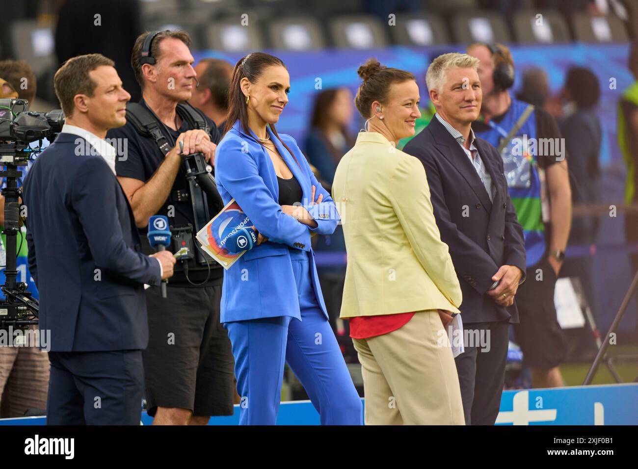 Alexander Bommes, Almuth Schult, ARD-TV-Moderator, Expertin, Esther Sedlaczek, Moderatorin ARD Sport Moderatorin, Sportmoderatorin, Journalistin, Bastian SCHWEINSTEIGER, Co-Moderator ARD im Endspiel SPANIEN - ENGLAND 2-1 der UEFA-Europameisterschaften 2024 am 14. Juli 2024 in Berlin. Fotograf: Peter Schatz Stockfoto