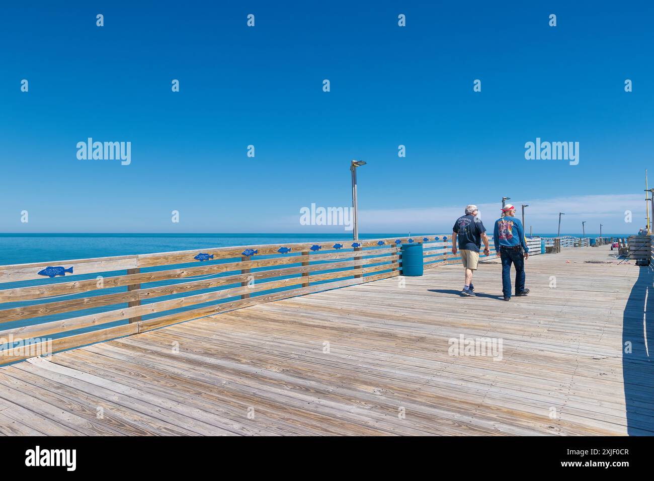 Avon, Outer, Banks, North Carolina, USA - 26. April 2024: Menschen genießen den Avon Pier, sehen die Aussicht und fischen. Stockfoto