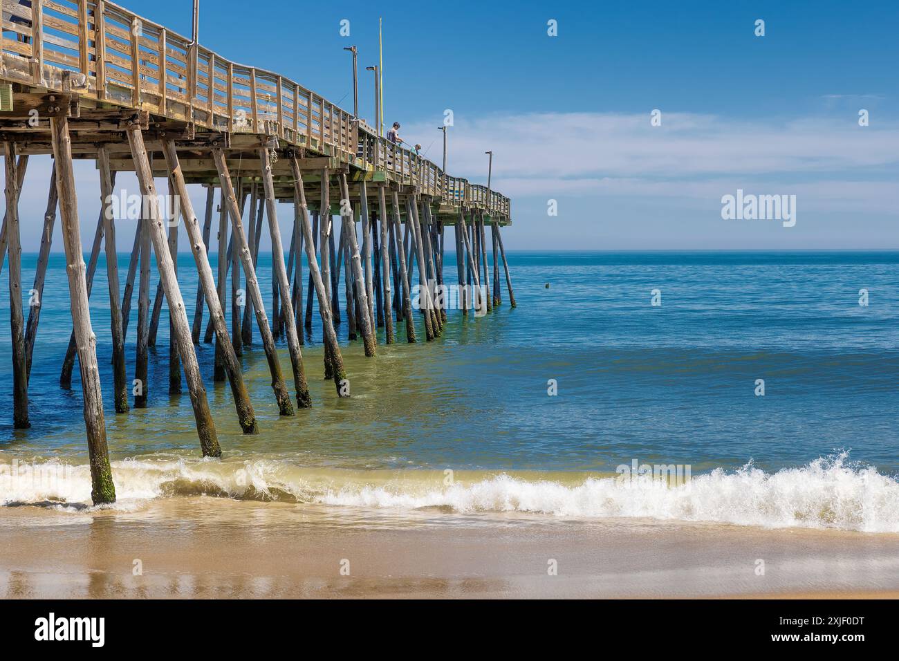 Avon, Outer, Banks, North Carolina, USA - 26. April 2024: Blick vom Strand aus vom Avon Pier in Outer Banks. Stockfoto