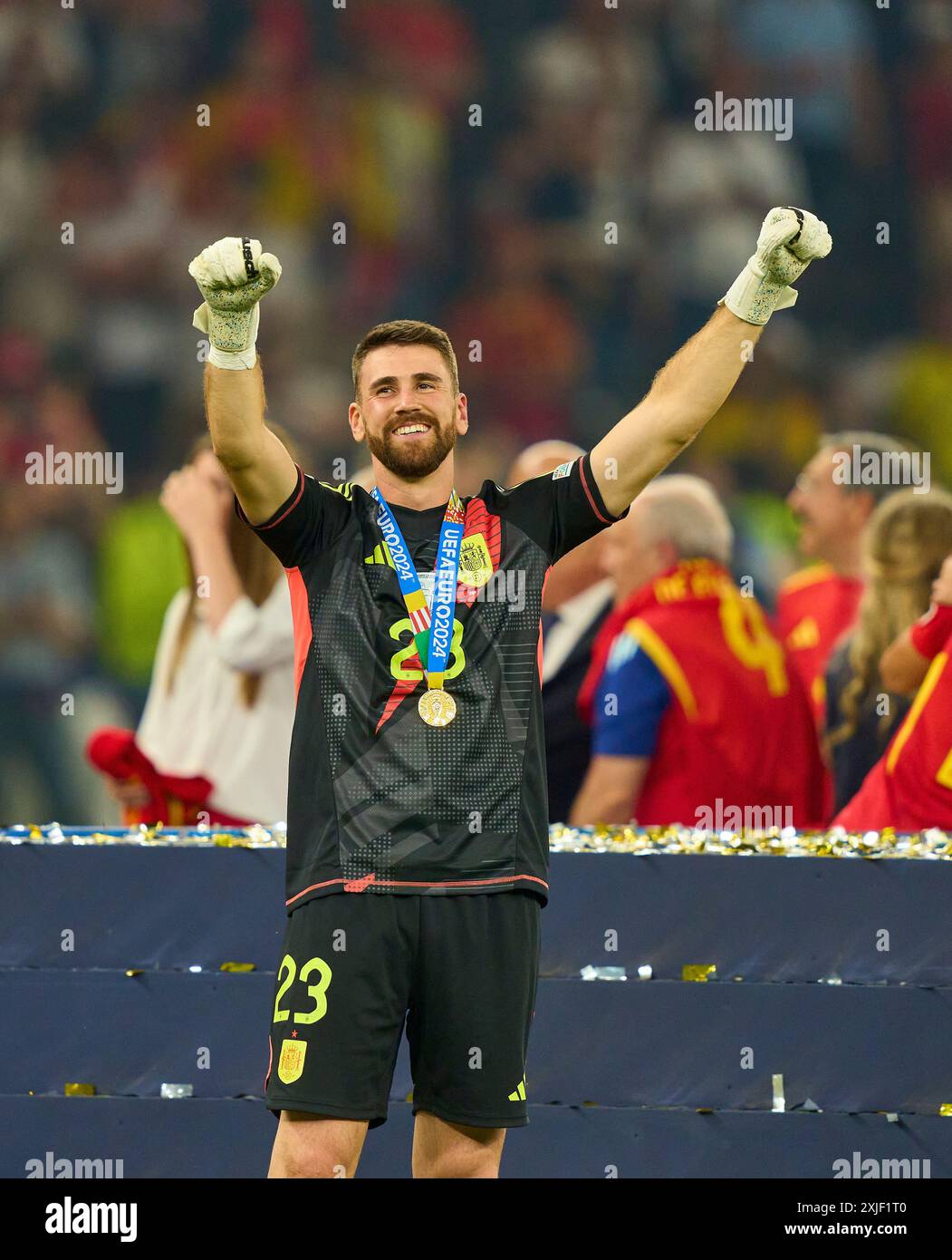 unai-simon-esp-23-mit-troph-e-nach-dem-endspiel-spanien-england-2-1