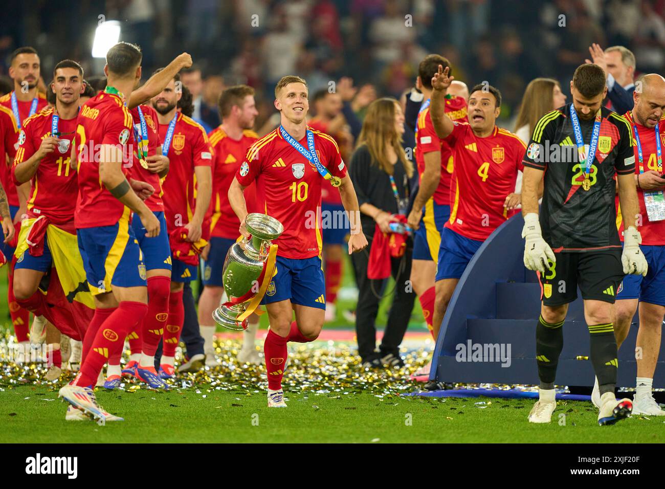 Dani Olmo, ESP 10 Aymeric Laporte, ESP 14 Mikel Merino, ESP 6 mit Trophäe nach dem Endspiel SPANIEN - ENGLAND 2-1 der UEFA-Europameisterschaften 2024 am 14. Juli 2024 in Berlin. Fotograf: Peter Schatz Stockfoto