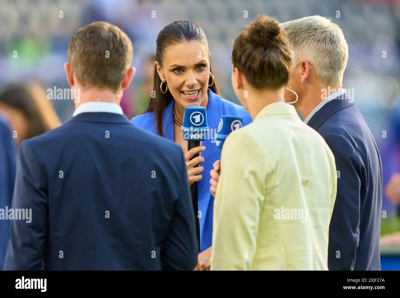 Alexander Bommes, Almuth Schult, ARD-TV-Moderator, Expertin, Esther Sedlaczek, Moderatorin ARD Sport Moderatorin, Sportmoderatorin, Journalistin, Bastian SCHWEINSTEIGER, Co-Moderator ARD im Endspiel SPANIEN - ENGLAND 2-1 der UEFA-Europameisterschaften 2024 am 14. Juli 2024 in Berlin. Fotograf: Peter Schatz Stockfoto