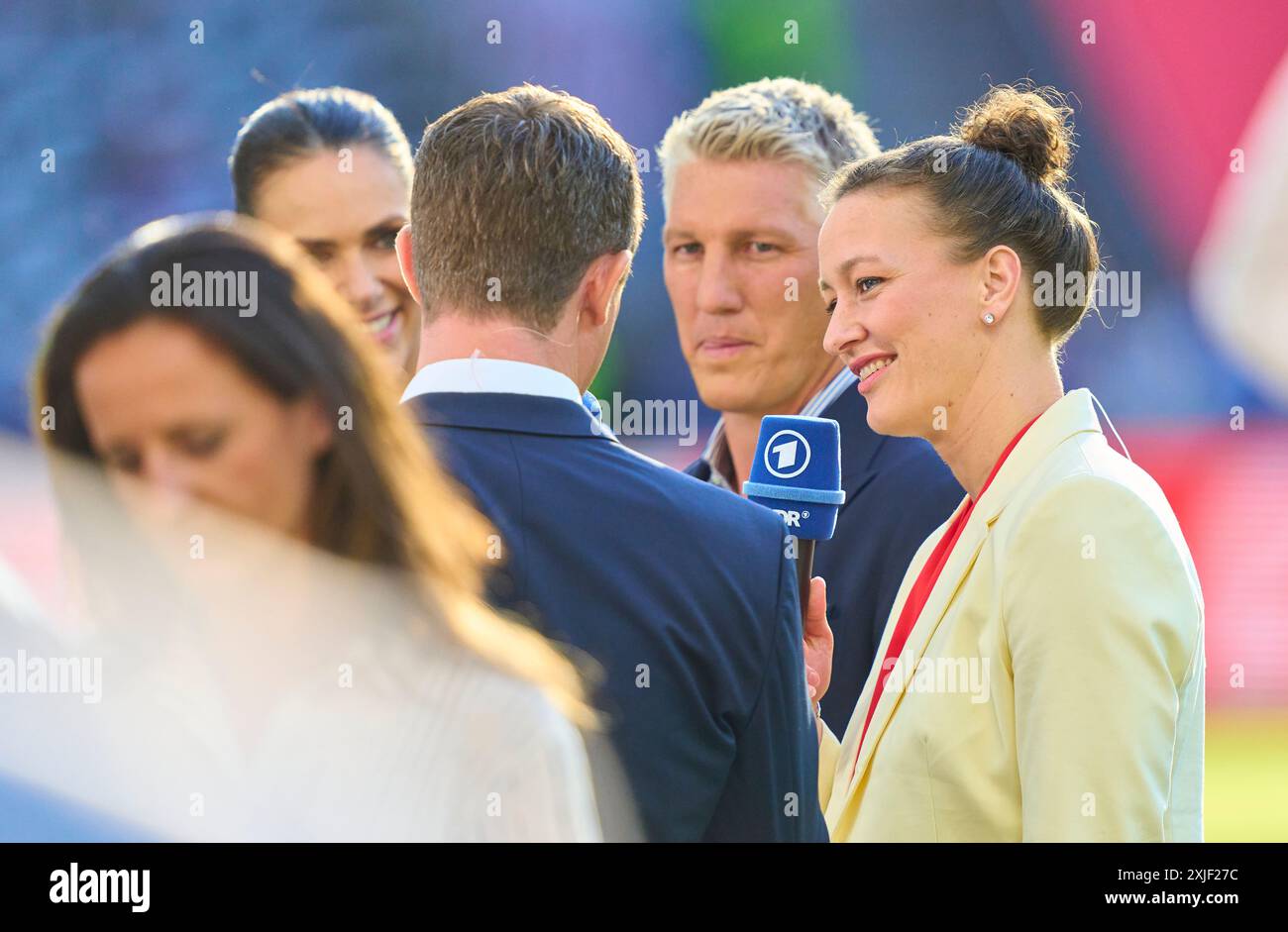 Alexander Bommes, Almuth Schult, ARD-TV-Moderator, Expertin, Esther Sedlaczek, Moderatorin ARD Sport Moderatorin, Sportmoderatorin, Journalistin, Bastian SCHWEINSTEIGER, Co-Moderator ARD im Endspiel SPANIEN - ENGLAND 2-1 der UEFA-Europameisterschaften 2024 am 14. Juli 2024 in Berlin. Fotograf: Peter Schatz Stockfoto