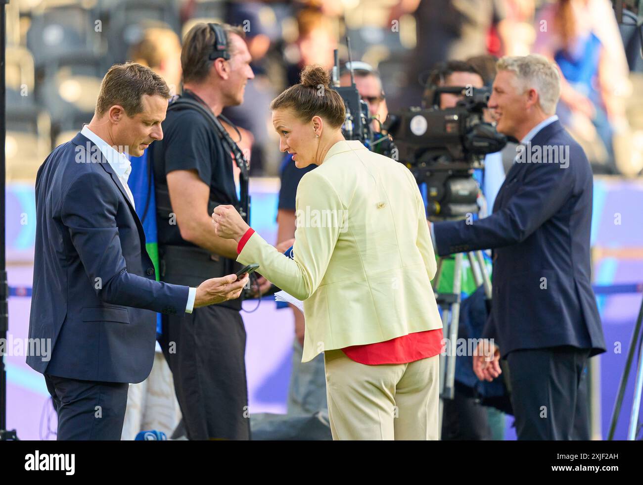 Alexander Bommes, Almuth Schult, ARD-TV-Moderator, Expertin, Esther Sedlaczek, Moderatorin ARD Sport Moderatorin, Sportmoderatorin, Journalistin, Bastian SCHWEINSTEIGER, Co-Moderator ARD im Endspiel SPANIEN - ENGLAND 2-1 der UEFA-Europameisterschaften 2024 am 14. Juli 2024 in Berlin. Fotograf: Peter Schatz Stockfoto