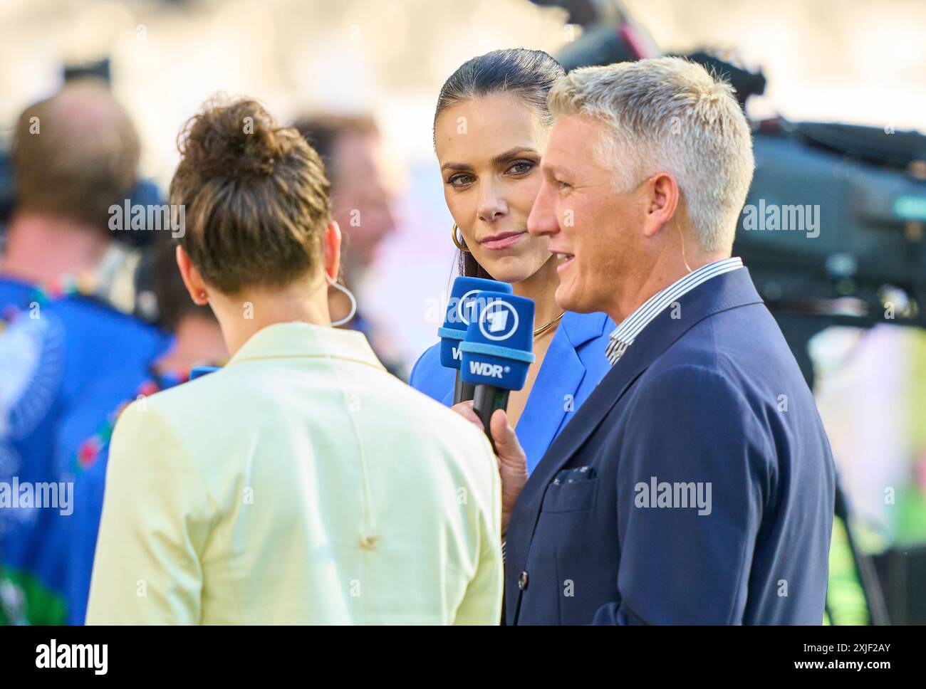 Alexander Bommes, Almuth Schult, ARD-TV-Moderator, Expertin, Esther Sedlaczek, Moderatorin ARD Sport Moderatorin, Sportmoderatorin, Journalistin, Bastian SCHWEINSTEIGER, Co-Moderator ARD im Endspiel SPANIEN - ENGLAND 2-1 der UEFA-Europameisterschaften 2024 am 14. Juli 2024 in Berlin. Fotograf: Peter Schatz Stockfoto