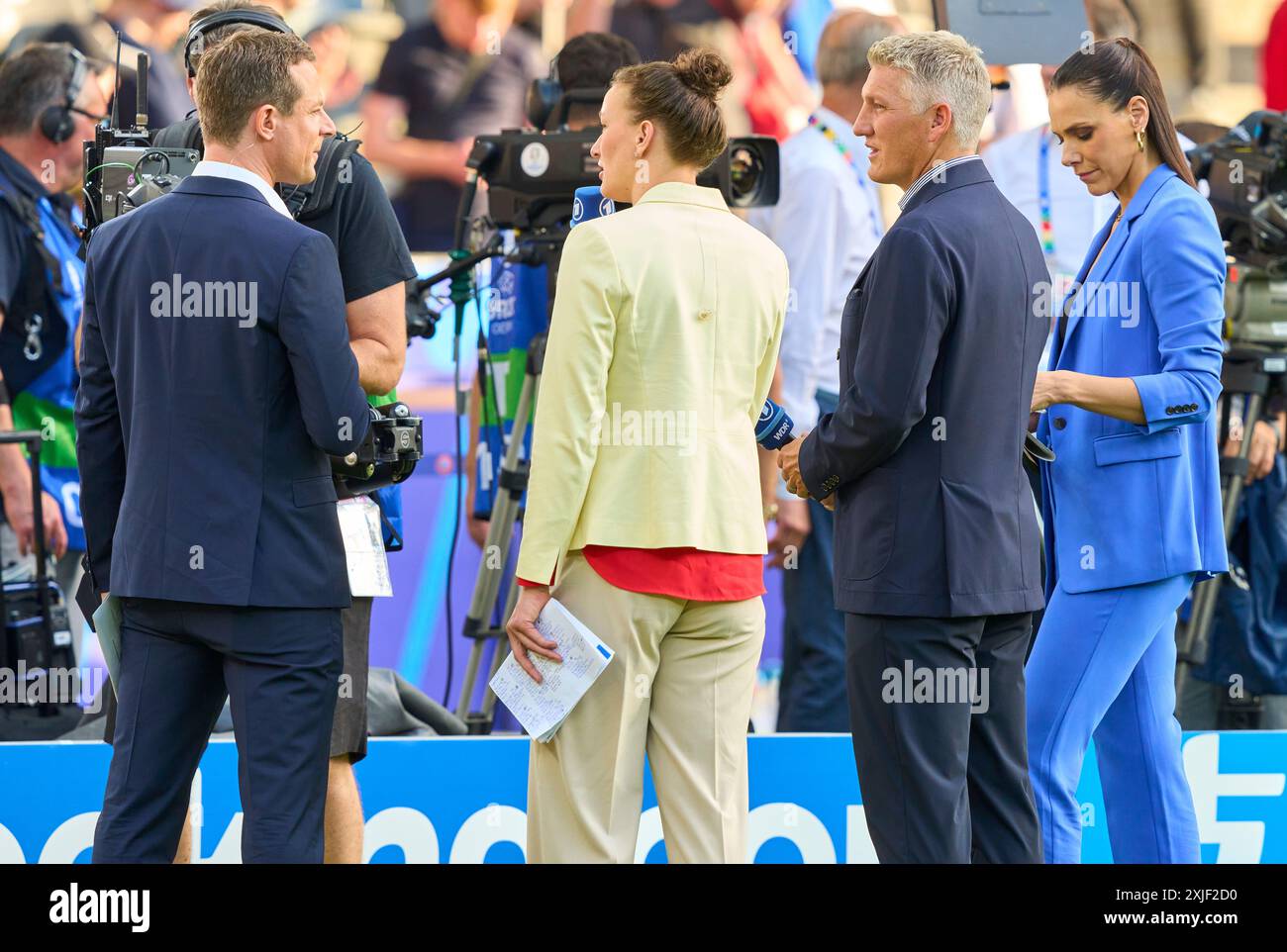 Alexander Bommes, Almuth Schult, ARD-TV-Moderator, Expertin, Esther Sedlaczek, Moderatorin ARD Sport Moderatorin, Sportmoderatorin, Journalistin, Bastian SCHWEINSTEIGER, Co-Moderator ARD im Endspiel SPANIEN - ENGLAND 2-1 der UEFA-Europameisterschaften 2024 am 14. Juli 2024 in Berlin. Fotograf: Peter Schatz Stockfoto