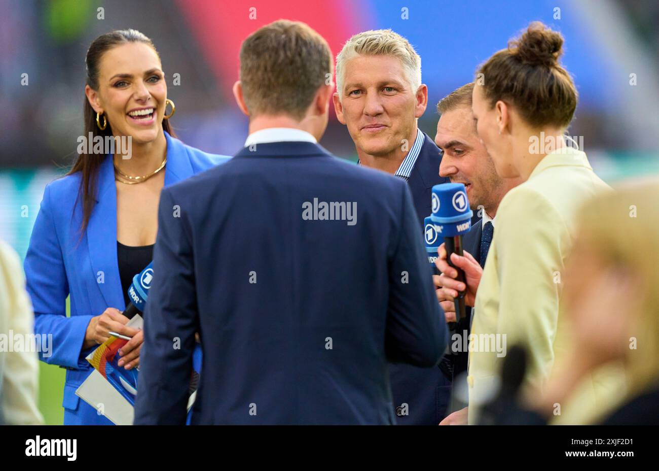 Alexander Bommes, Almuth Schult, ARD-TV-Moderator, Expertin, Esther Sedlaczek, Moderatorin ARD Sport Moderatorin, Sportmoderatorin, Journalistin, Bastian SCHWEINSTEIGER, Co-Moderatorin ARD, Philipp LAHM Ex Profi Ex-DFB Kapitaen im Endspiel SPANIEN - ENGLAND 2-1 der UEFA-Europameisterschaften 2024 am 14. Juli 2024 in Berlin. Fotograf: Peter Schatz Stockfoto