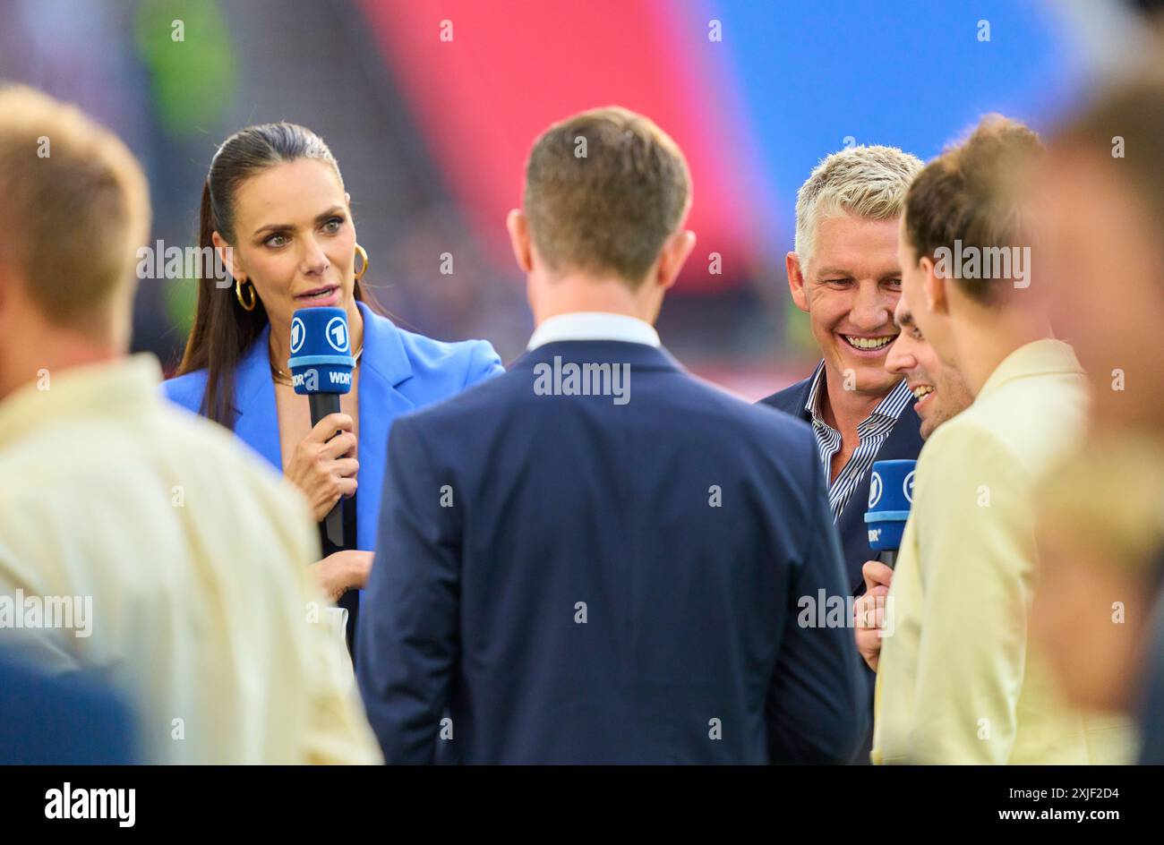 Alexander Bommes, Almuth Schult, ARD-TV-Moderator, Expertin, Esther Sedlaczek, Moderatorin ARD Sport Moderatorin, Sportmoderatorin, Journalistin, Bastian SCHWEINSTEIGER, Co-Moderatorin ARD, Philipp LAHM Ex Profi Ex-DFB Kapitaen im Endspiel SPANIEN - ENGLAND 2-1 der UEFA-Europameisterschaften 2024 am 14. Juli 2024 in Berlin. Fotograf: Peter Schatz Stockfoto