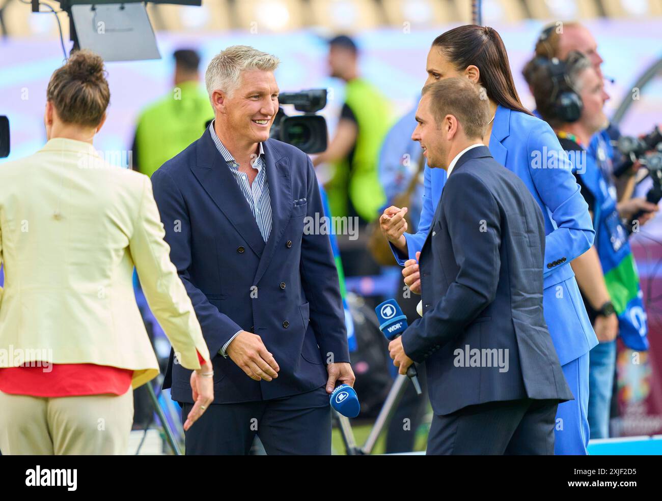 Alexander Bommes, Almuth Schult, ARD-TV-Moderator, Expertin, Esther Sedlaczek, Moderatorin ARD Sport Moderatorin, Sportmoderatorin, Journalistin, Bastian SCHWEINSTEIGER, Co-Moderatorin ARD, Philipp LAHM Ex Profi Ex-DFB Kapitaen im Endspiel SPANIEN - ENGLAND 2-1 der UEFA-Europameisterschaften 2024 am 14. Juli 2024 in Berlin. Fotograf: Peter Schatz Stockfoto