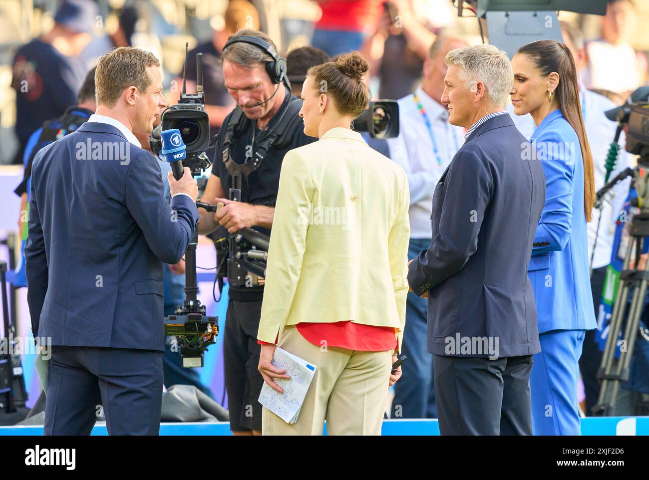 Alexander Bommes, Almuth Schult, ARD-TV-Moderator, Expertin, Esther Sedlaczek, Moderatorin ARD Sport Moderatorin, Sportmoderatorin, Journalistin, Bastian SCHWEINSTEIGER, Co-Moderator ARD im Endspiel SPANIEN - ENGLAND 2-1 der UEFA-Europameisterschaften 2024 am 14. Juli 2024 in Berlin. Fotograf: Peter Schatz Stockfoto