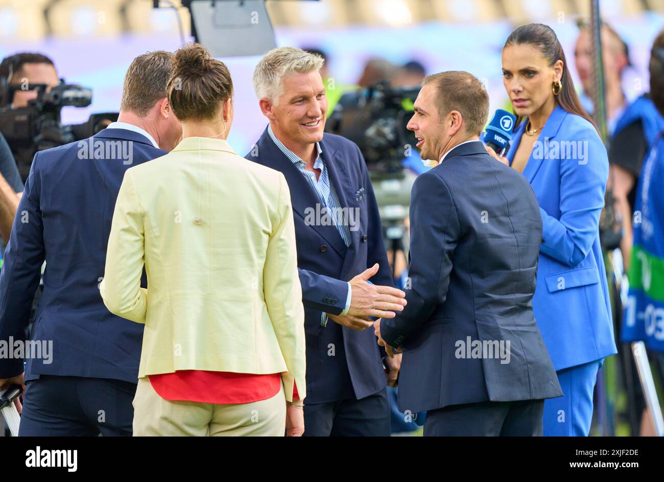 Alexander Bommes, Almuth Schult, ARD-TV-Moderator, Expertin, Esther Sedlaczek, Moderatorin ARD Sport Moderatorin, Sportmoderatorin, Journalistin, Bastian SCHWEINSTEIGER, Co-Moderatorin ARD, Philipp LAHM Ex Profi Ex-DFB Kapitaen im Endspiel SPANIEN - ENGLAND 2-1 der UEFA-Europameisterschaften 2024 am 14. Juli 2024 in Berlin. Fotograf: Peter Schatz Stockfoto