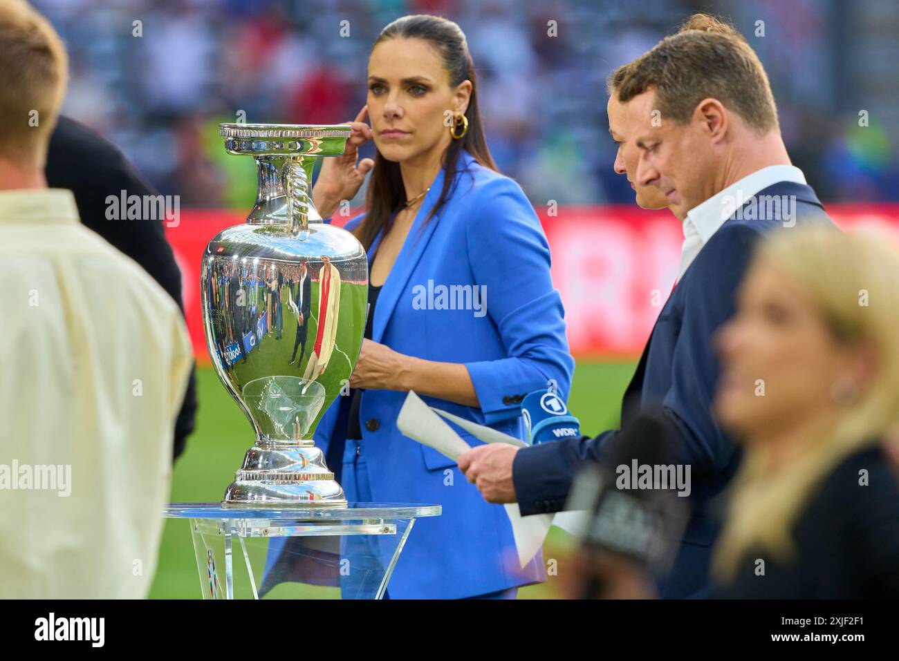 Alexander Bommes, Almuth Schult, ARD-TV-Moderator, Expertin, Esther Sedlaczek, Moderatorin ARD Sport Moderatorin, Sportmoderatorin, Journalistin, Bastian SCHWEINSTEIGER, Co-Moderator ARD im Endspiel SPANIEN - ENGLAND 2-1 der UEFA-Europameisterschaften 2024 am 14. Juli 2024 in Berlin. Fotograf: Peter Schatz Stockfoto