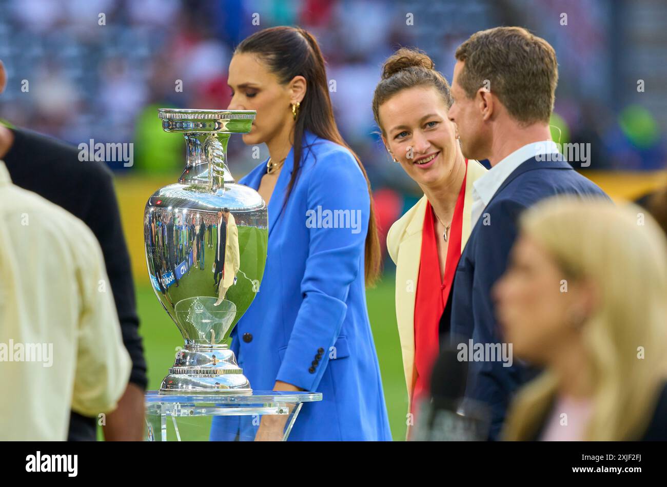 Alexander Bommes, Almuth Schult, ARD-TV-Moderator, Expertin, Esther Sedlaczek, Moderatorin ARD Sport Moderatorin, Sportmoderatorin, Journalistin, Bastian SCHWEINSTEIGER, Co-Moderator ARD im Endspiel SPANIEN - ENGLAND 2-1 der UEFA-Europameisterschaften 2024 am 14. Juli 2024 in Berlin. Fotograf: Peter Schatz Stockfoto