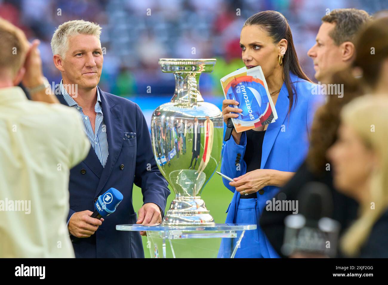 Alexander Bommes, Almuth Schult, ARD-TV-Moderator, Expertin, Esther Sedlaczek, Moderatorin ARD Sport Moderatorin, Sportmoderatorin, Journalistin, Bastian SCHWEINSTEIGER, Co-Moderator ARD im Endspiel SPANIEN - ENGLAND 2-1 der UEFA-Europameisterschaften 2024 am 14. Juli 2024 in Berlin. Fotograf: Peter Schatz Stockfoto