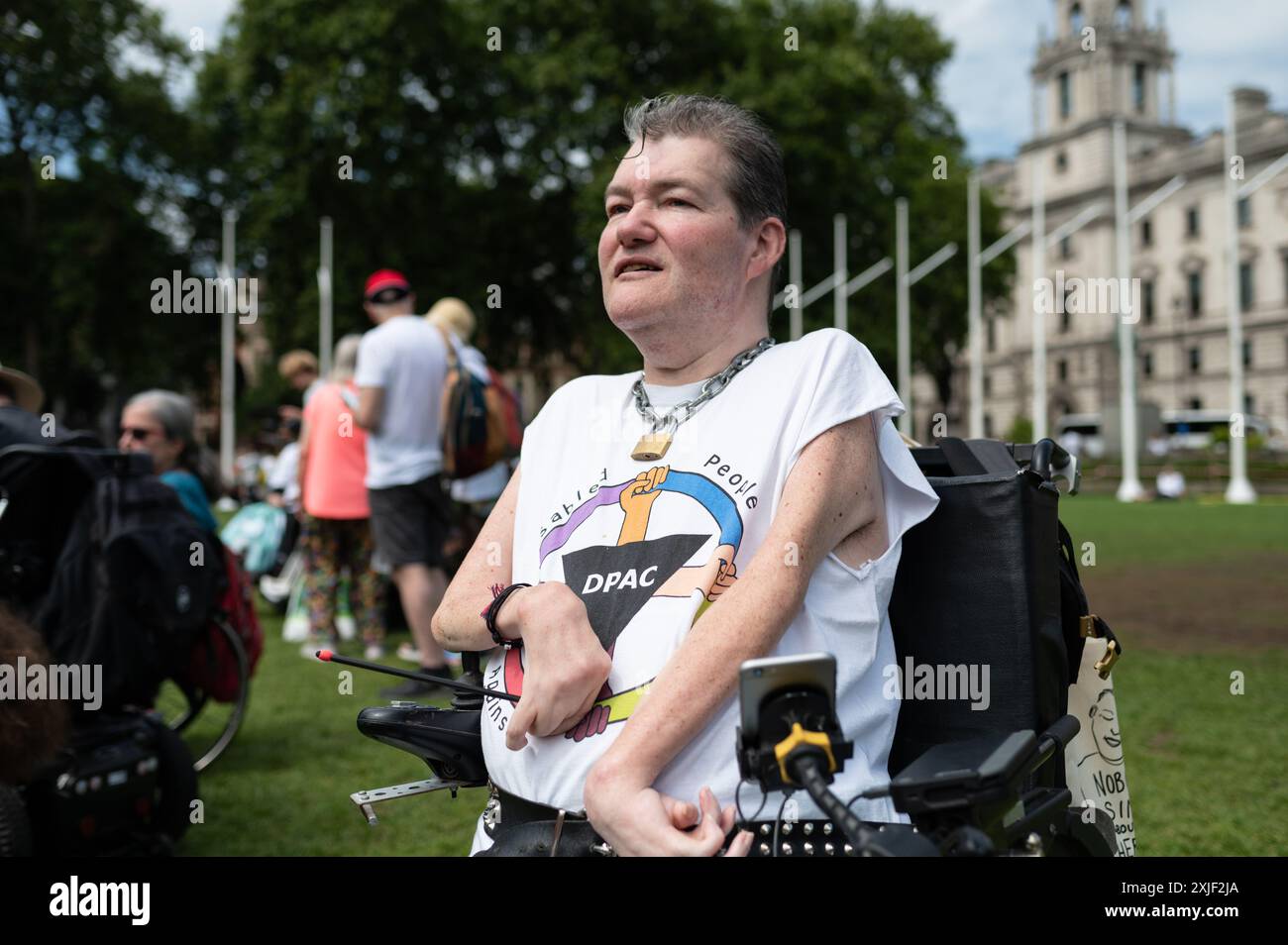 London, Großbritannien. Juli 2024. Ein Demonstrant mit einem „DPAC“-T-Shirt. DPAC (Disabled People Against Cutts) ist eine britische Druckgruppe, die sich für die Rechte behinderter Menschen einsetzt. Sie demonstrieren, dass sie der neuen Regierung ihre Forderungen nach einer „integrativeren, zugänglicheren und gerechteren Gesellschaft“ vorlegen. Quelle: David Tramontan / Alamy Live News Stockfoto