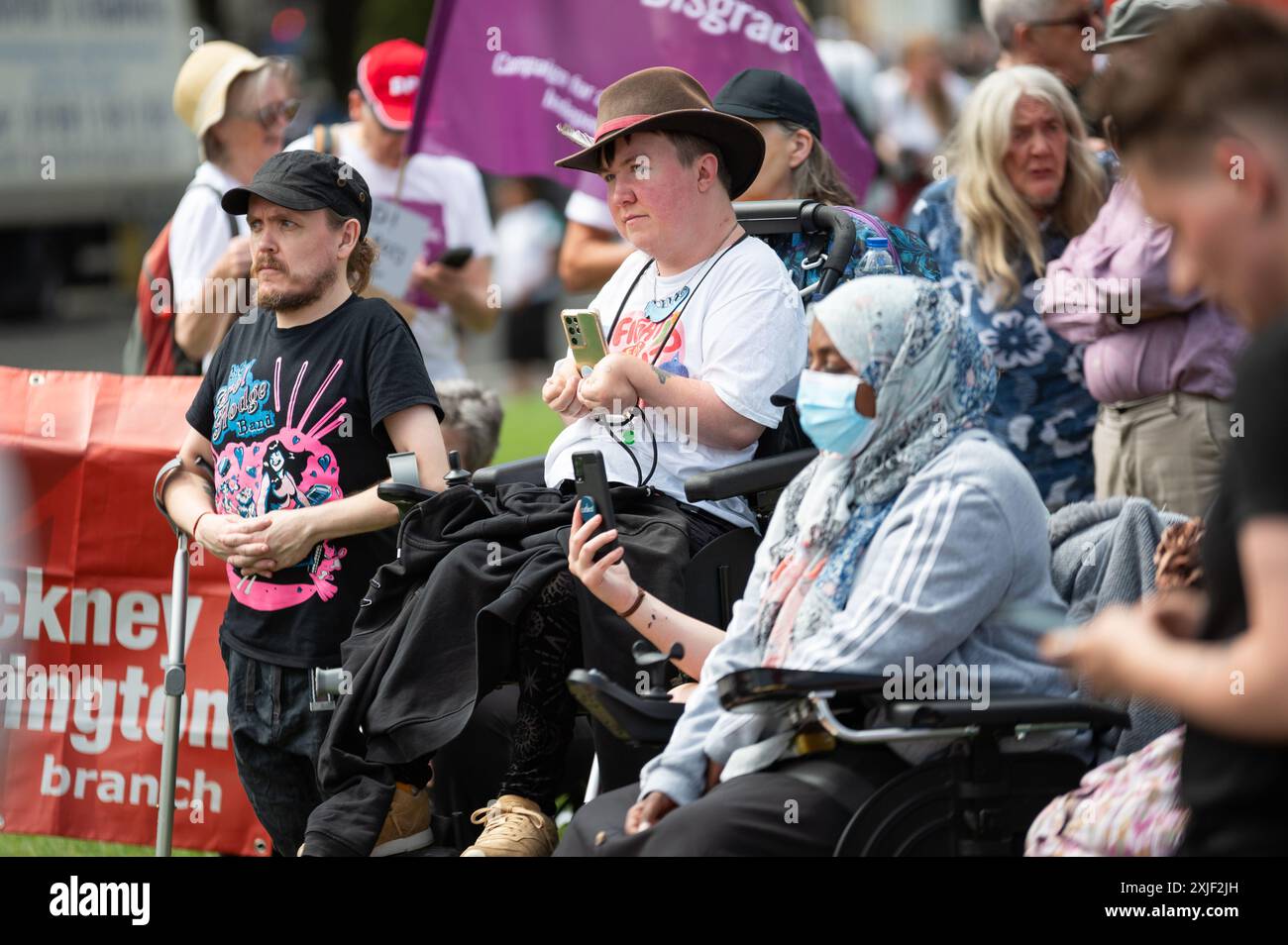 London, Großbritannien. Juli 2024. Demonstranten hören den Sprechern zu. DPAC (Disabled People Against Cutts) ist eine britische Druckgruppe, die sich für die Rechte behinderter Menschen einsetzt. Sie demonstrieren, dass sie der neuen Regierung ihre Forderungen nach einer „integrativeren, zugänglicheren und gerechteren Gesellschaft“ vorlegen. Quelle: David Tramontan / Alamy Live News Stockfoto