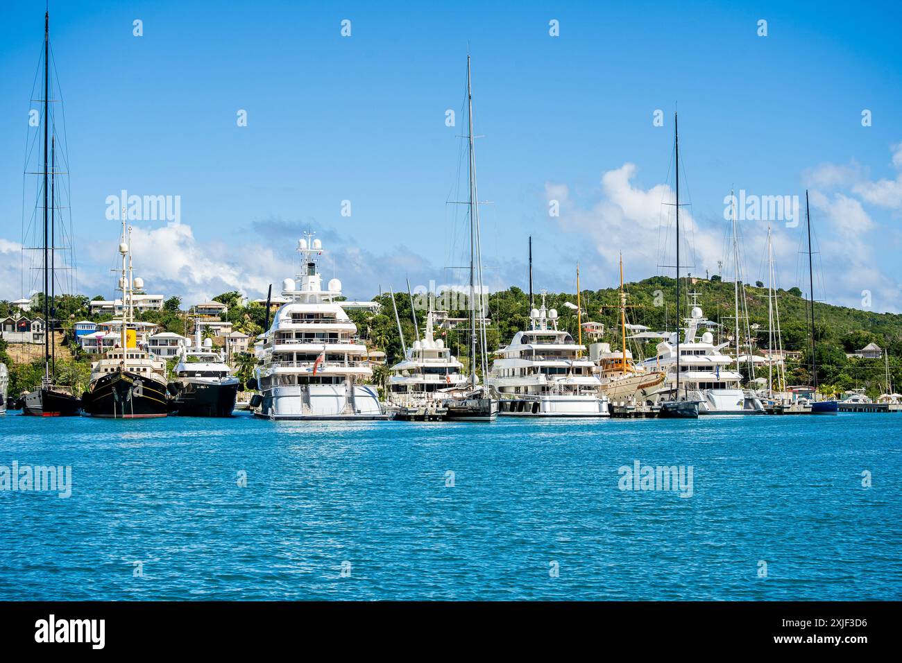 Mehrere wunderschöne und makellose Mega- und Superyachten am Dock im English Harbour, einer berühmten karibischen Insel Antigua, die für Yachtsaison und Regatta bekannt ist Stockfoto