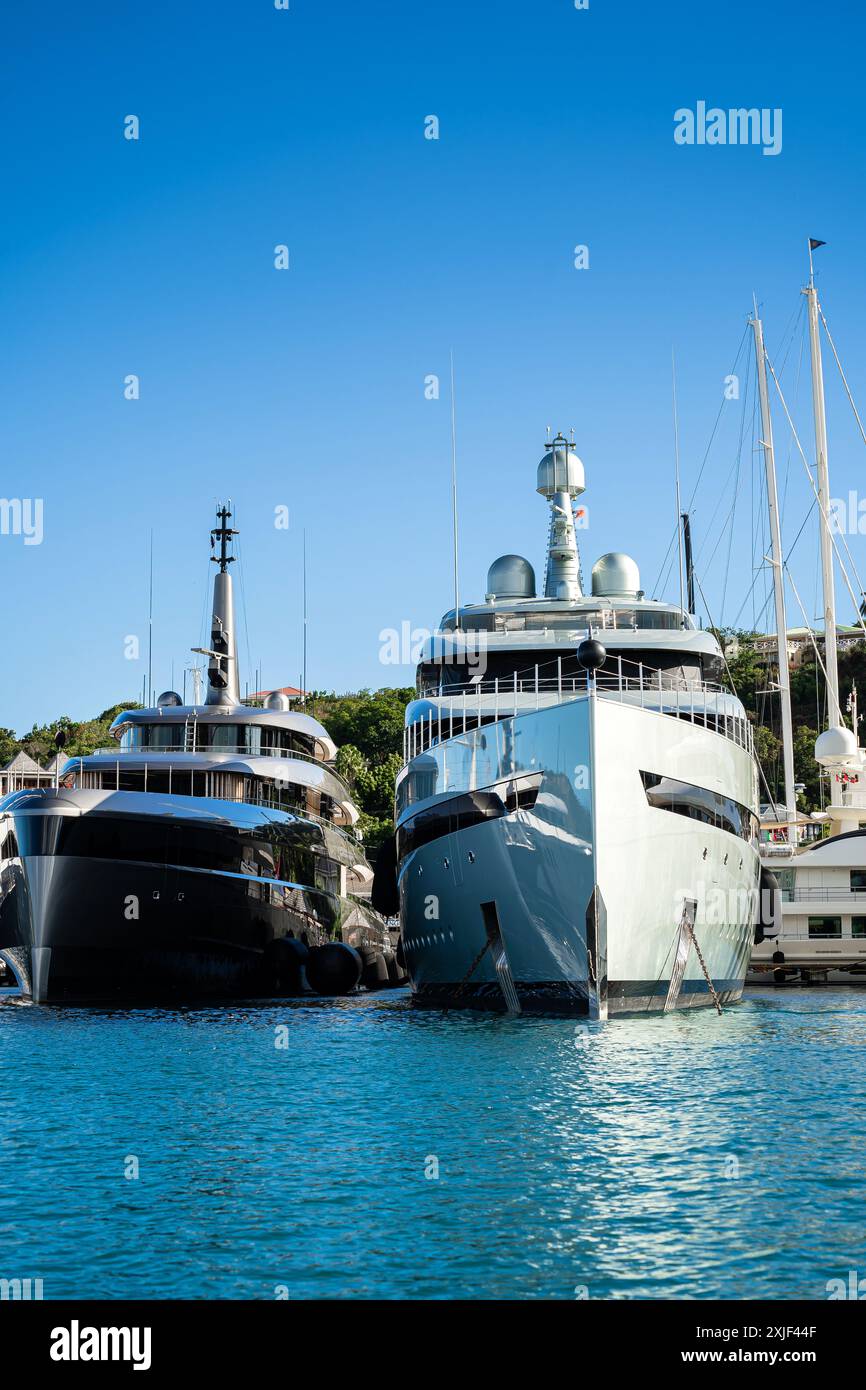 Mehrere wunderschöne und makellose Mega- und Superyachten am Dock im English Harbour, einer berühmten karibischen Insel Antigua, die für Yachtsaison und Regatta bekannt ist Stockfoto