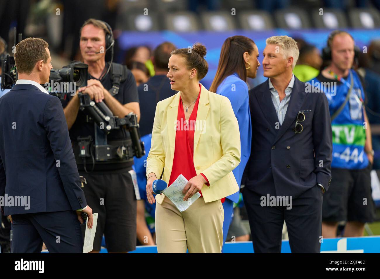 Alexander Bommes, Almuth Schult, ARD-TV-Moderator, Expertin, Esther Sedlaczek, Moderatorin ARD Sport Moderatorin, Sportmoderatorin, Journalistin, Bastian SCHWEINSTEIGER, Co-Moderator ARD im Endspiel SPANIEN - ENGLAND 2-1 der UEFA-Europameisterschaften 2024 am 14. Juli 2024 in Berlin. Fotograf: ddp-Bilder/Sternbilder Stockfoto