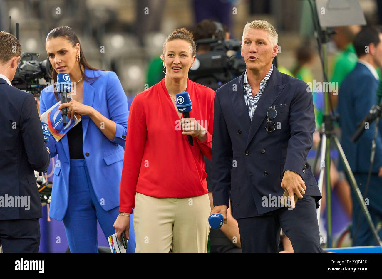 Alexander Bommes, Almuth Schult, ARD-TV-Moderator, Expertin, Esther Sedlaczek, Moderatorin ARD Sport Moderatorin, Sportmoderatorin, Journalistin, Bastian SCHWEINSTEIGER, Co-Moderator ARD im Endspiel SPANIEN - ENGLAND 2-1 der UEFA-Europameisterschaften 2024 am 14. Juli 2024 in Berlin. Fotograf: ddp-Bilder/Sternbilder Stockfoto