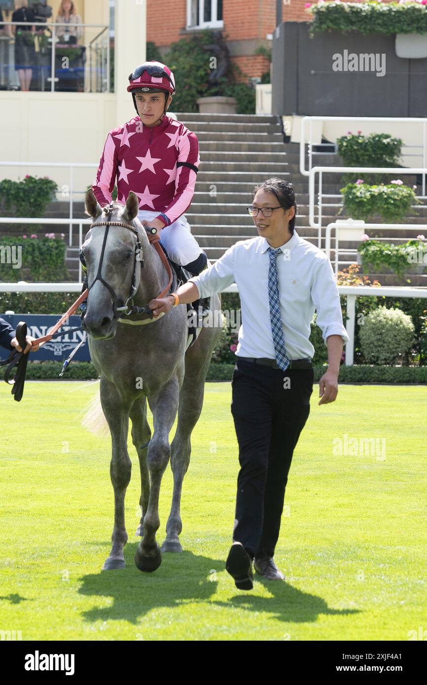 Ascot, Berkshire, Großbritannien. Juli 2024. Horse Tiger Mask, geritten von Jockey Pierre-Louis Jamin, gewinnt beim Summer Mile Family Raceday den Juddmonte British EBF Restricted Stakes für Anfänger auf der Ascot Racecourse in Berkshire. Besitzer Ryan Kent, Trainer K R Burke, Leyburn, Züchter D & E Phelan. Kredit: Maureen McLean/Alamy Stockfoto