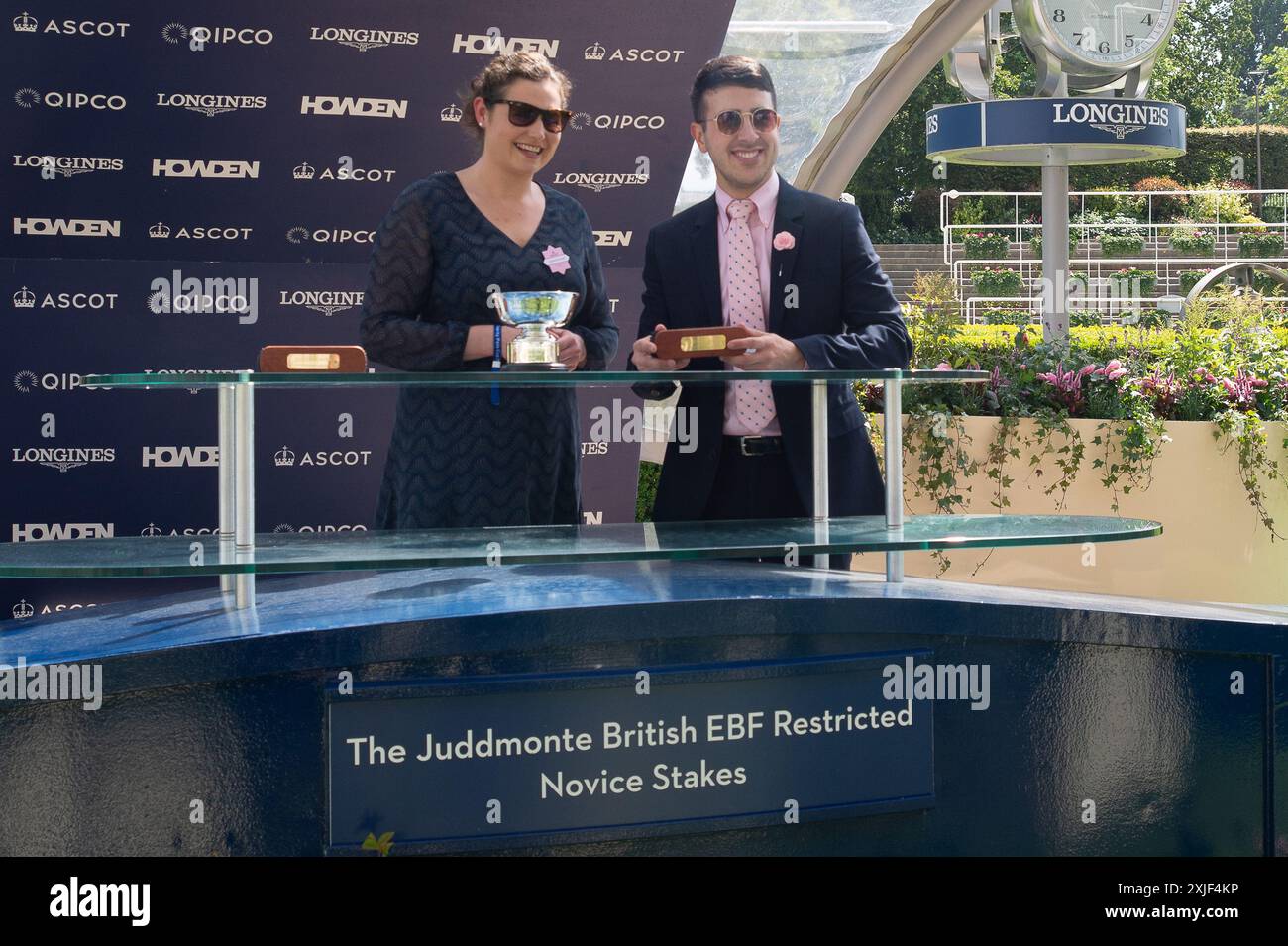 Ascot, Berkshire, Großbritannien. Juli 2024. Die Präsentation Der Gewinner. Horse Tiger Mask, geritten von Jockey Pierre-Louis Jamin, gewinnt beim Summer Mile Family Raceday den Juddmonte British EBF Restricted Stakes für Anfänger auf der Ascot Racecourse in Berkshire. Besitzer Ryan Kent, Trainer K R Burke, Leyburn, Züchter D & E Phelan. Kredit: Maureen McLean/Alamy Stockfoto