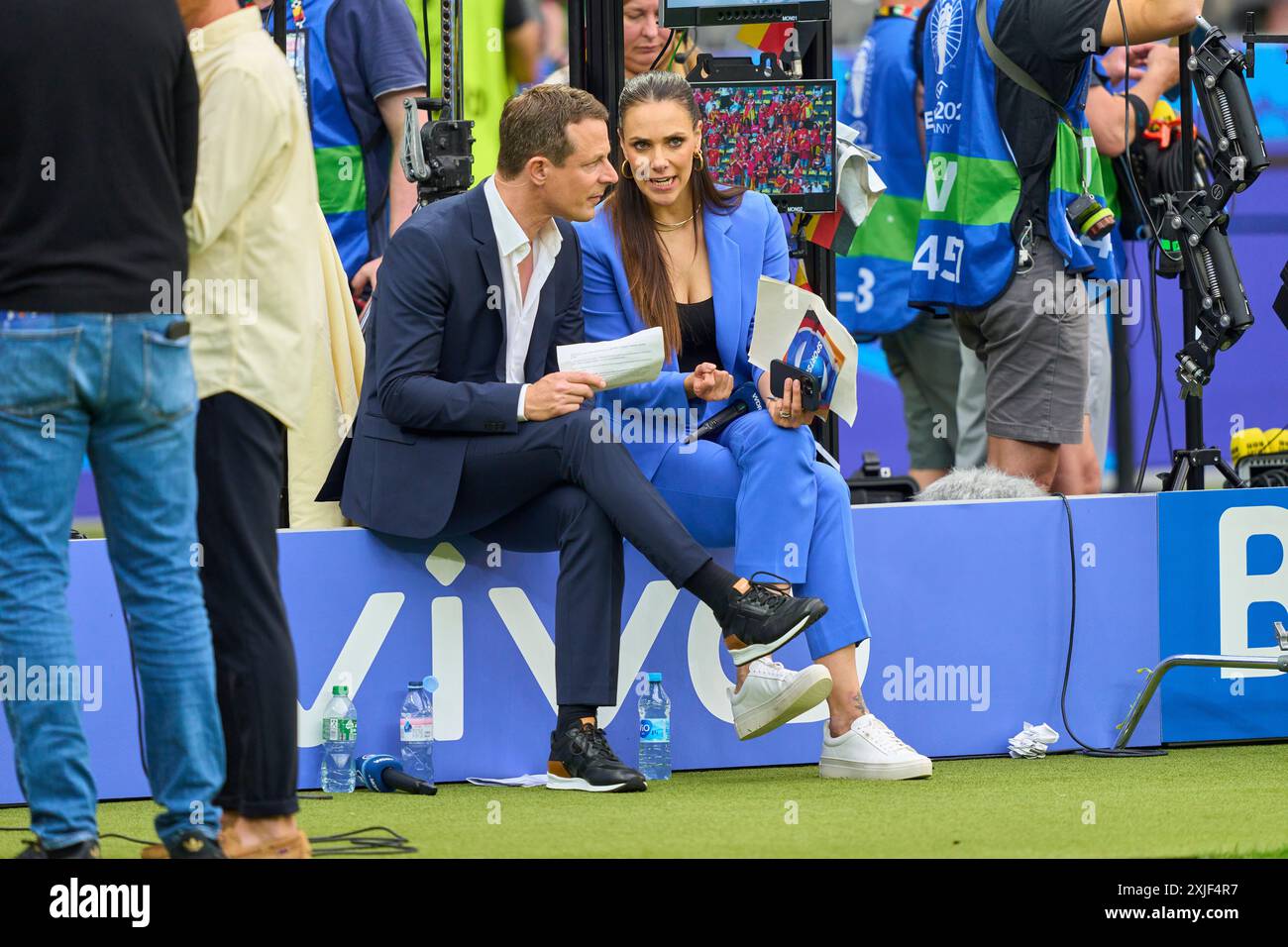 Alexander Bommes, Almuth Schult, ARD-TV-Moderator, Expertin, Esther Sedlaczek, Moderatorin ARD Sport Moderatorin, Sportmoderatorin, Journalistin, Bastian SCHWEINSTEIGER, Co-Moderator ARD im Endspiel SPANIEN - ENGLAND 2-1 der UEFA-Europameisterschaften 2024 am 14. Juli 2024 in Berlin. Fotograf: ddp-Bilder/Sternbilder Stockfoto