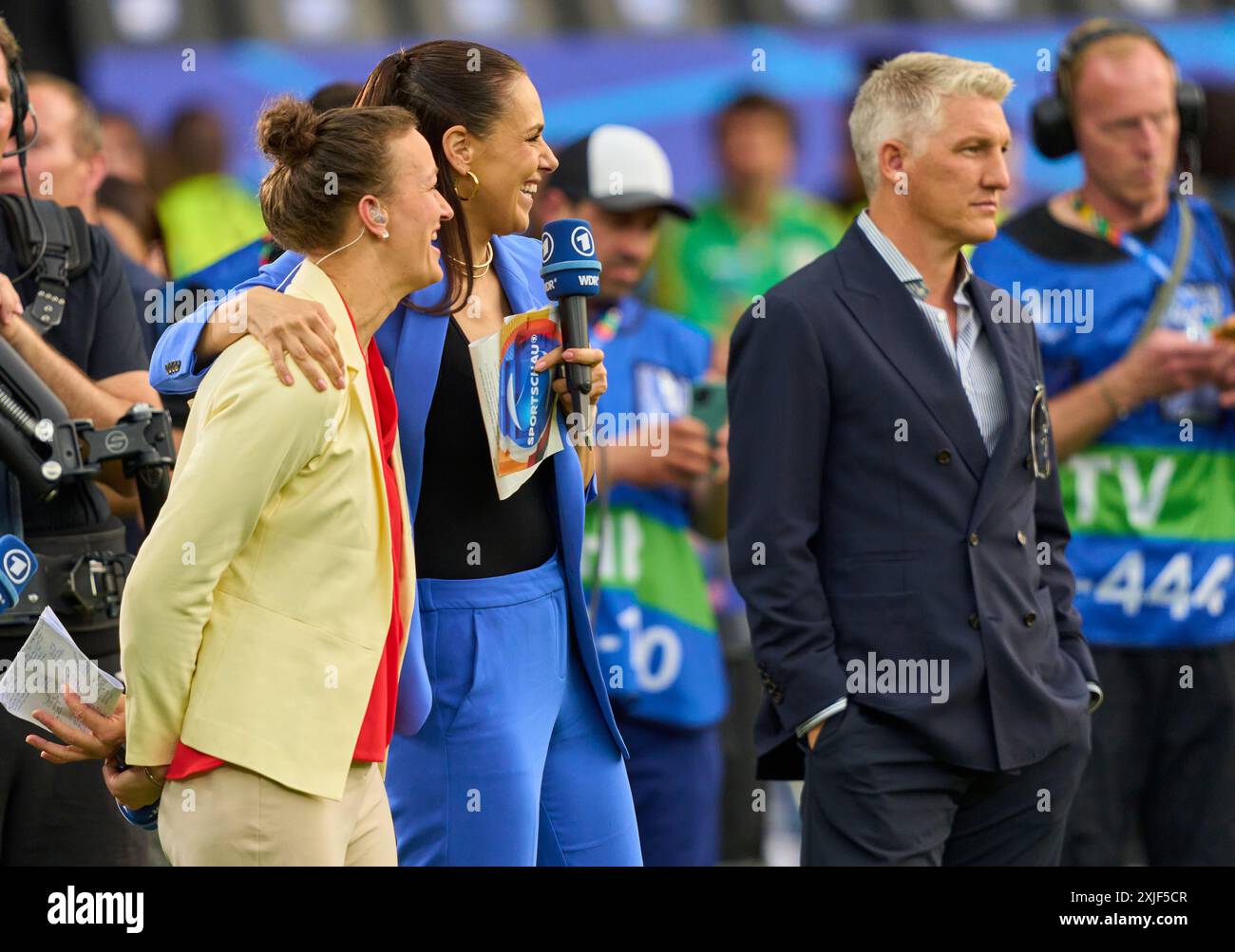 Alexander Bommes, Almuth Schult, ARD-TV-Moderator, Expertin, Esther Sedlaczek, Moderatorin ARD Sport Moderatorin, Sportmoderatorin, Journalistin, Bastian SCHWEINSTEIGER, Co-Moderator ARD im Endspiel SPANIEN - ENGLAND 2-1 der UEFA-Europameisterschaften 2024 am 14. Juli 2024 in Berlin. Fotograf: ddp-Bilder/Sternbilder Stockfoto