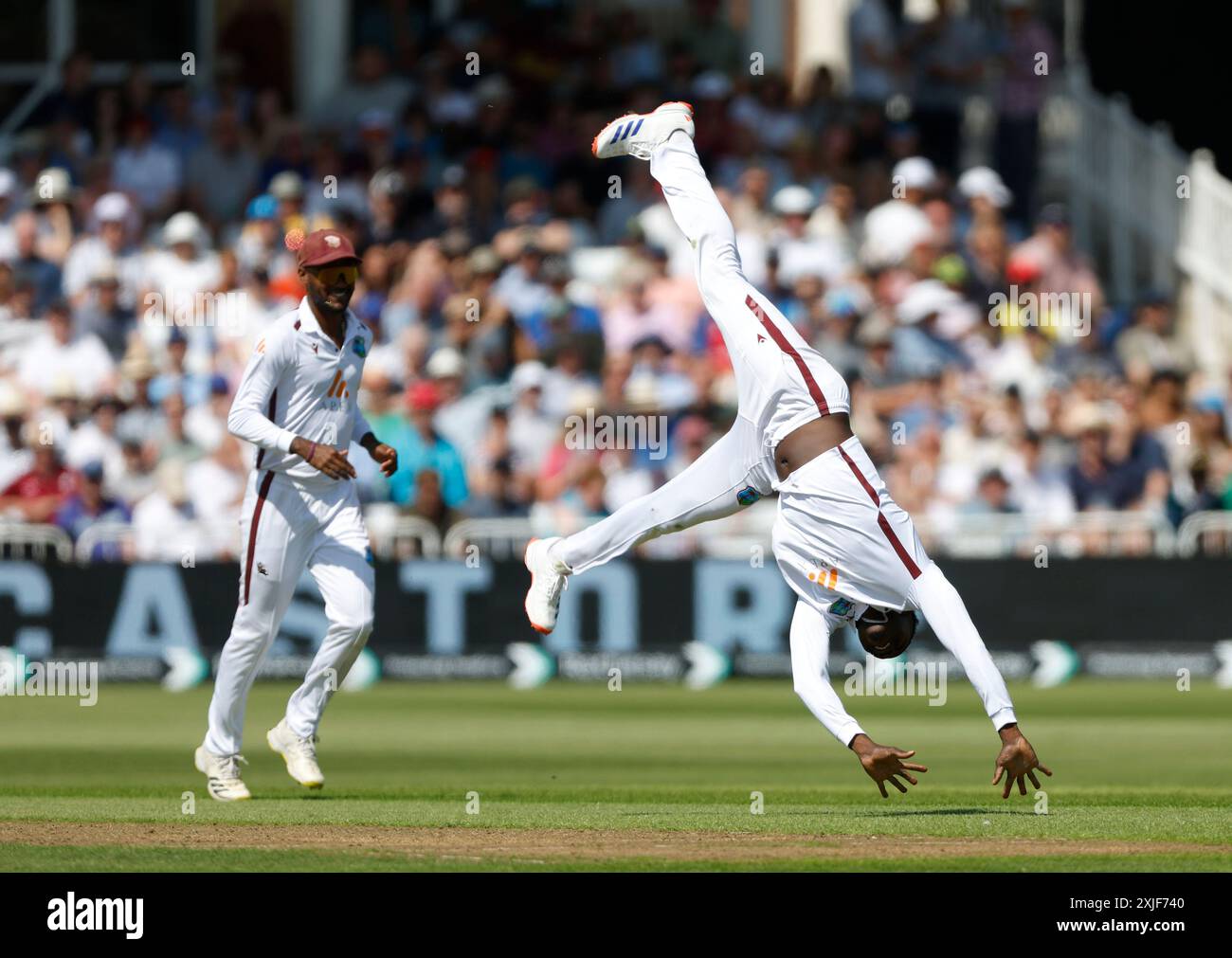 Kevin Sinclair aus West Indies feiert den Wicket des englischen Harry Brook (nicht abgebildet) am ersten Tag des zweiten Rothesay Test Matches in Trent Bridge, Nottingham. Bilddatum: Donnerstag, 18. Juli 2024. Stockfoto