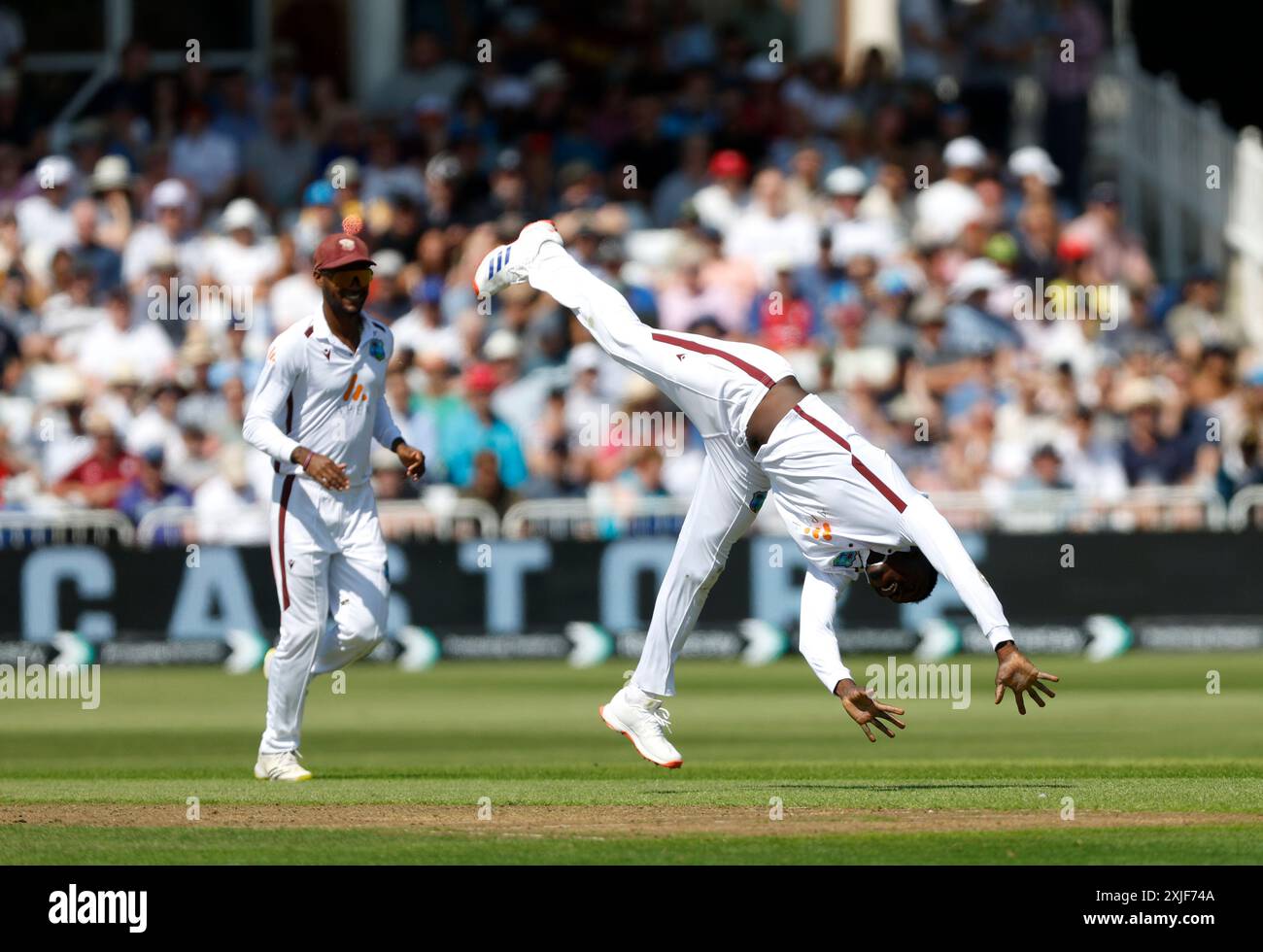 Kevin Sinclair aus West Indies feiert den Wicket des englischen Harry Brook (nicht abgebildet) am ersten Tag des zweiten Rothesay Test Matches in Trent Bridge, Nottingham. Bilddatum: Donnerstag, 18. Juli 2024. Stockfoto