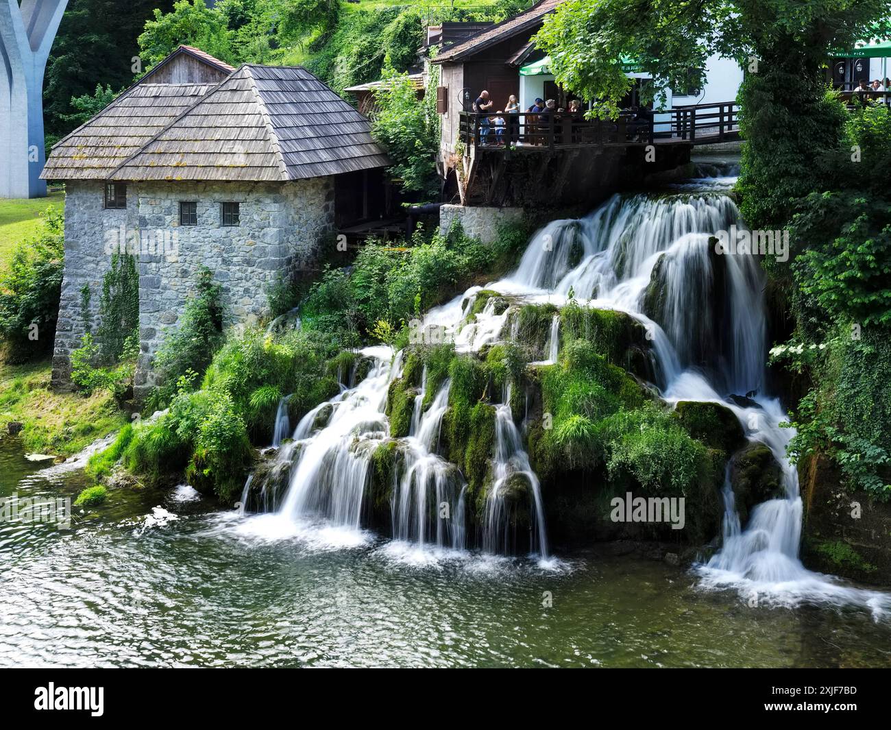Wasserfälle, die in den Fluss Korana im Dorf Rastoke in Karlovac, Kroatien, stürzen Stockfoto