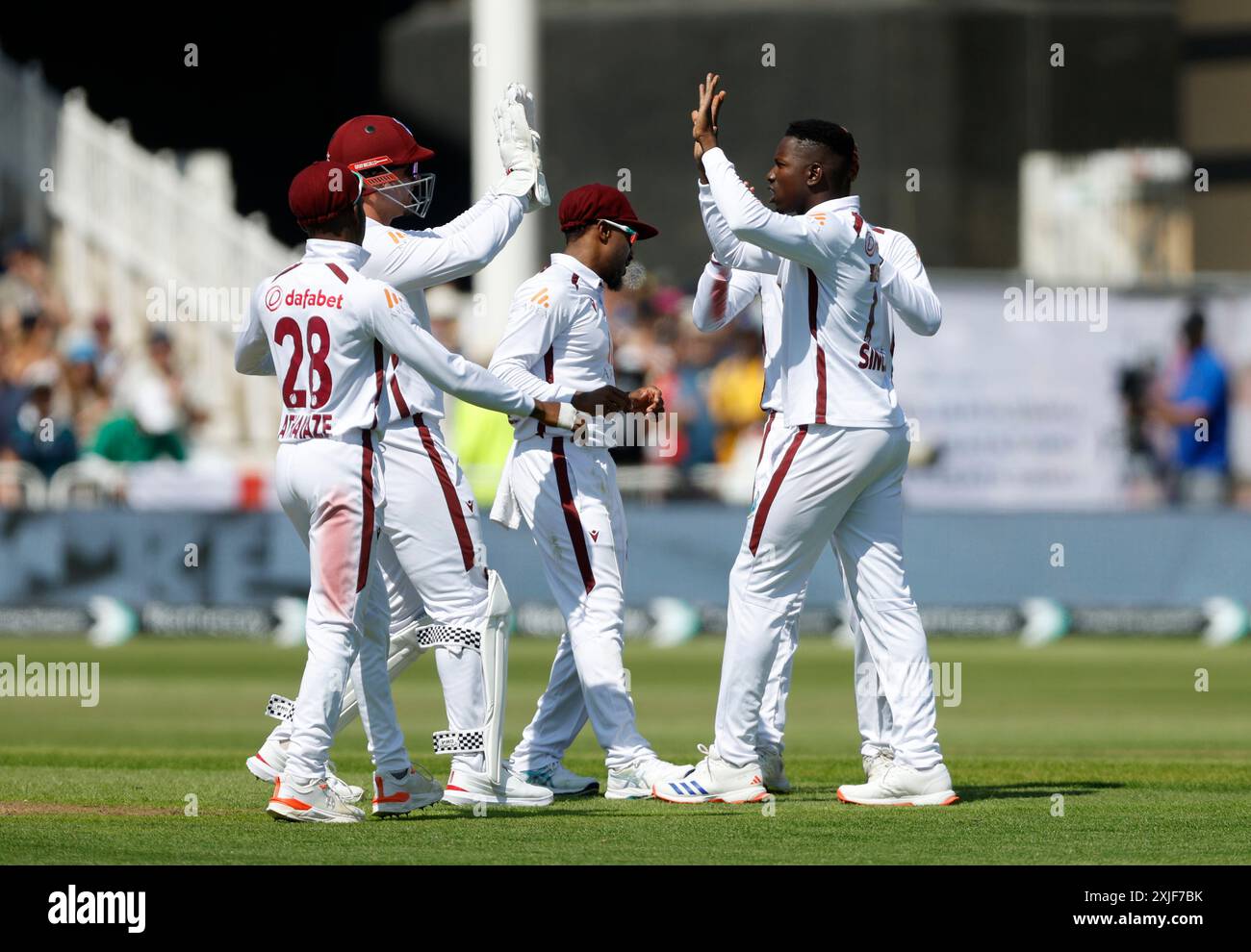 Kevin Sinclair aus West Indies feiert den Wicket des englischen Harry Brook (nicht abgebildet) am ersten Tag des zweiten Rothesay Test Matches in Trent Bridge, Nottingham. Bilddatum: Donnerstag, 18. Juli 2024. Stockfoto