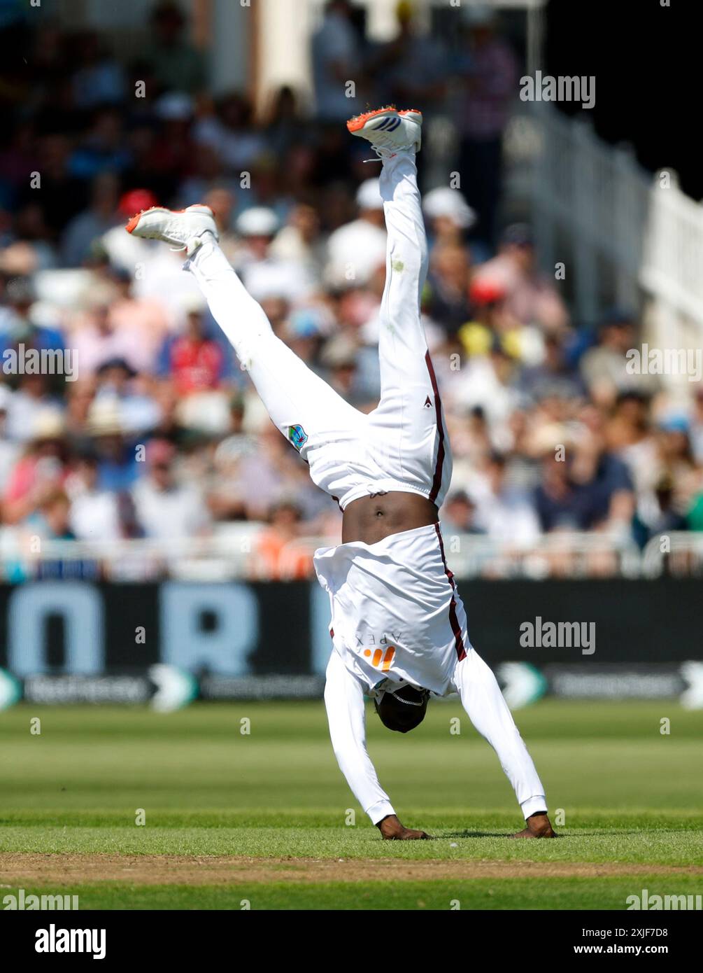 Kevin Sinclair aus West Indies feiert den Wicket des englischen Harry Brook (nicht abgebildet) am ersten Tag des zweiten Rothesay Test Matches in Trent Bridge, Nottingham. Bilddatum: Donnerstag, 18. Juli 2024. Stockfoto