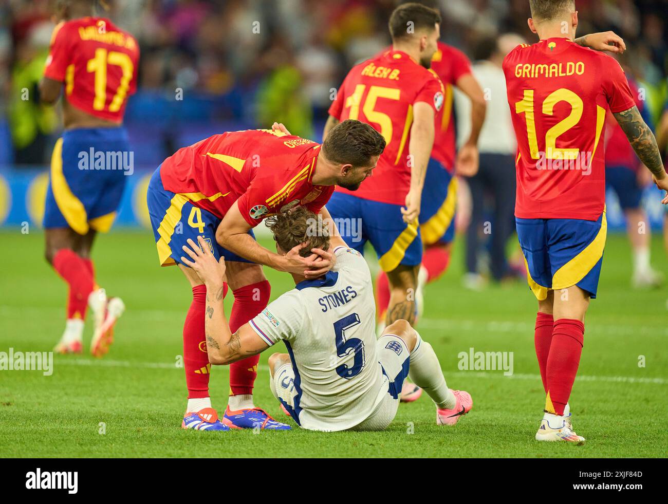 John Stones , England 5 frustriert, Nacho, ESP 4 hilft nach dem Endspiel SPANIEN - ENGLAND 2-1 bei der UEFA-Europameisterschaft 2024 am 14. Juli 2024 in Berlin. Fotograf: ddp-Bilder/Sternbilder Stockfoto John Stones , England 5 frustriert, Nacho, ESP 4 hilft nach dem Endspiel SPANIEN - ENGLAND 2-1 bei der UEFA-Europameisterschaft 2024 am 14. Juli 2024 in Berlin. Fotograf: ddp-Bilder/Sternbilder Stockfoto